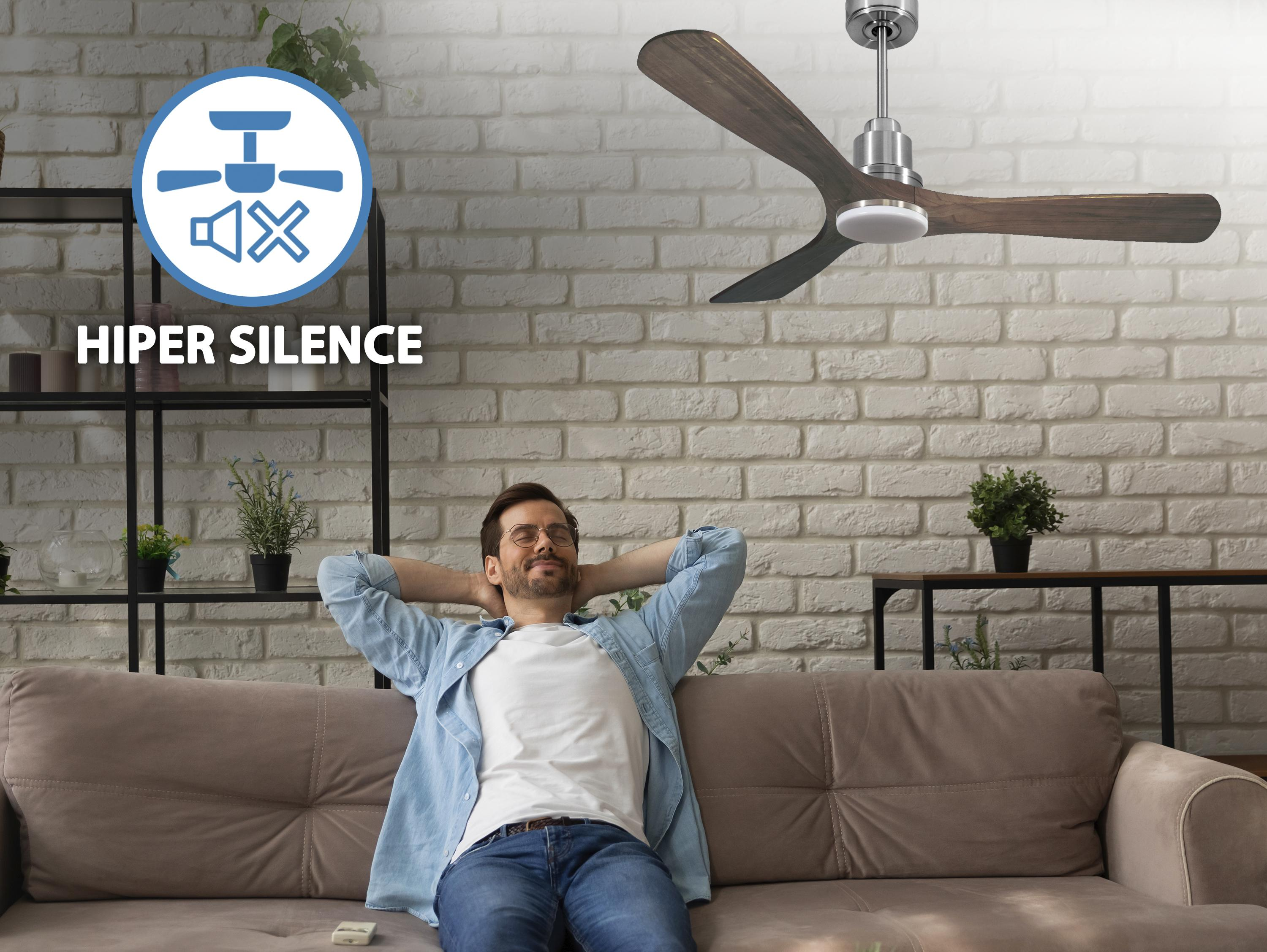 Hombre relajándose en un sofá, con un ventilador de techo encima. Se muestran las palabras 'HIPER SILENCE'.