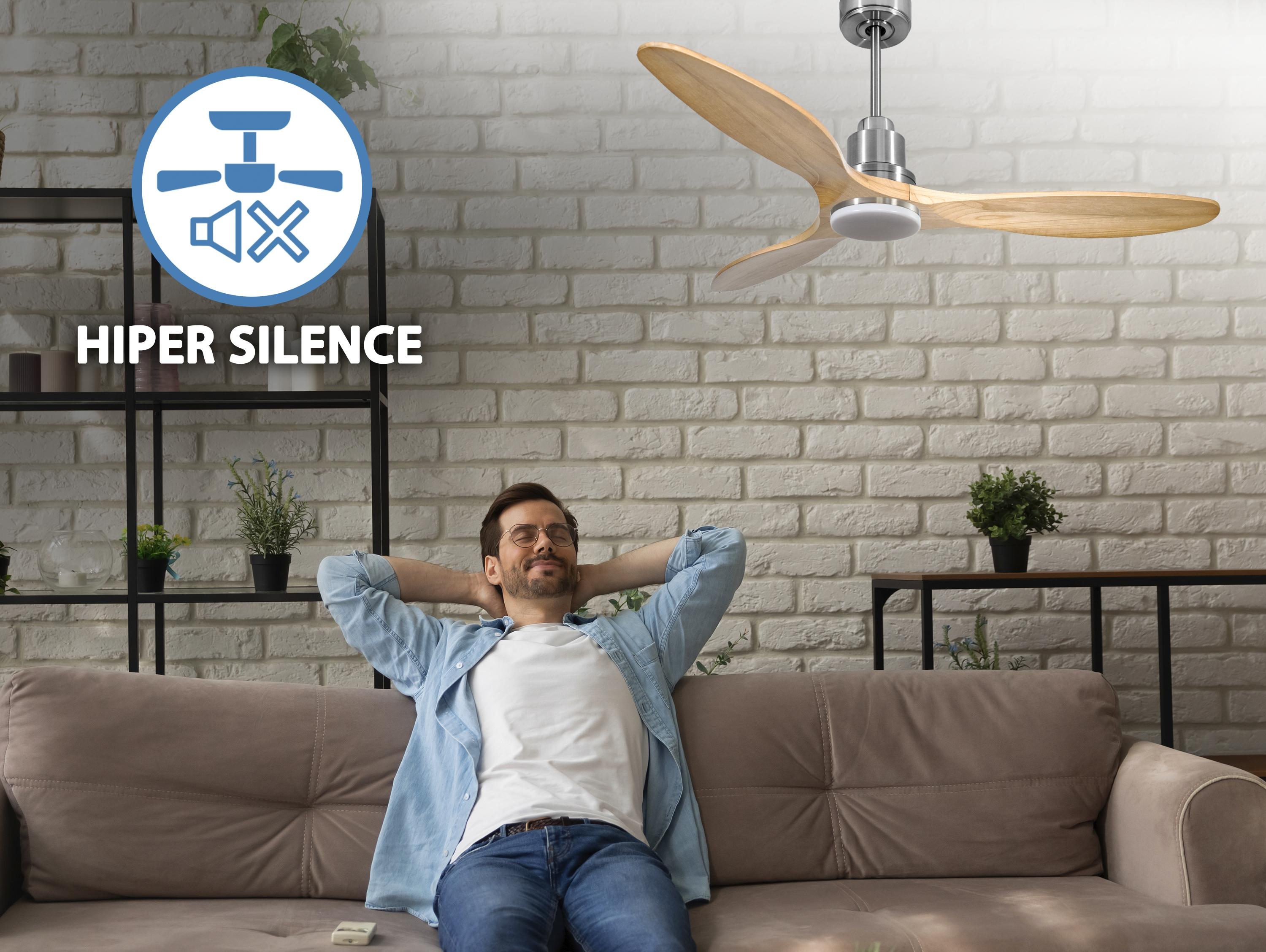Un hombre relajándose en un sofá, con un ventilador de techo y un icono de 'Hiper Silencio'.