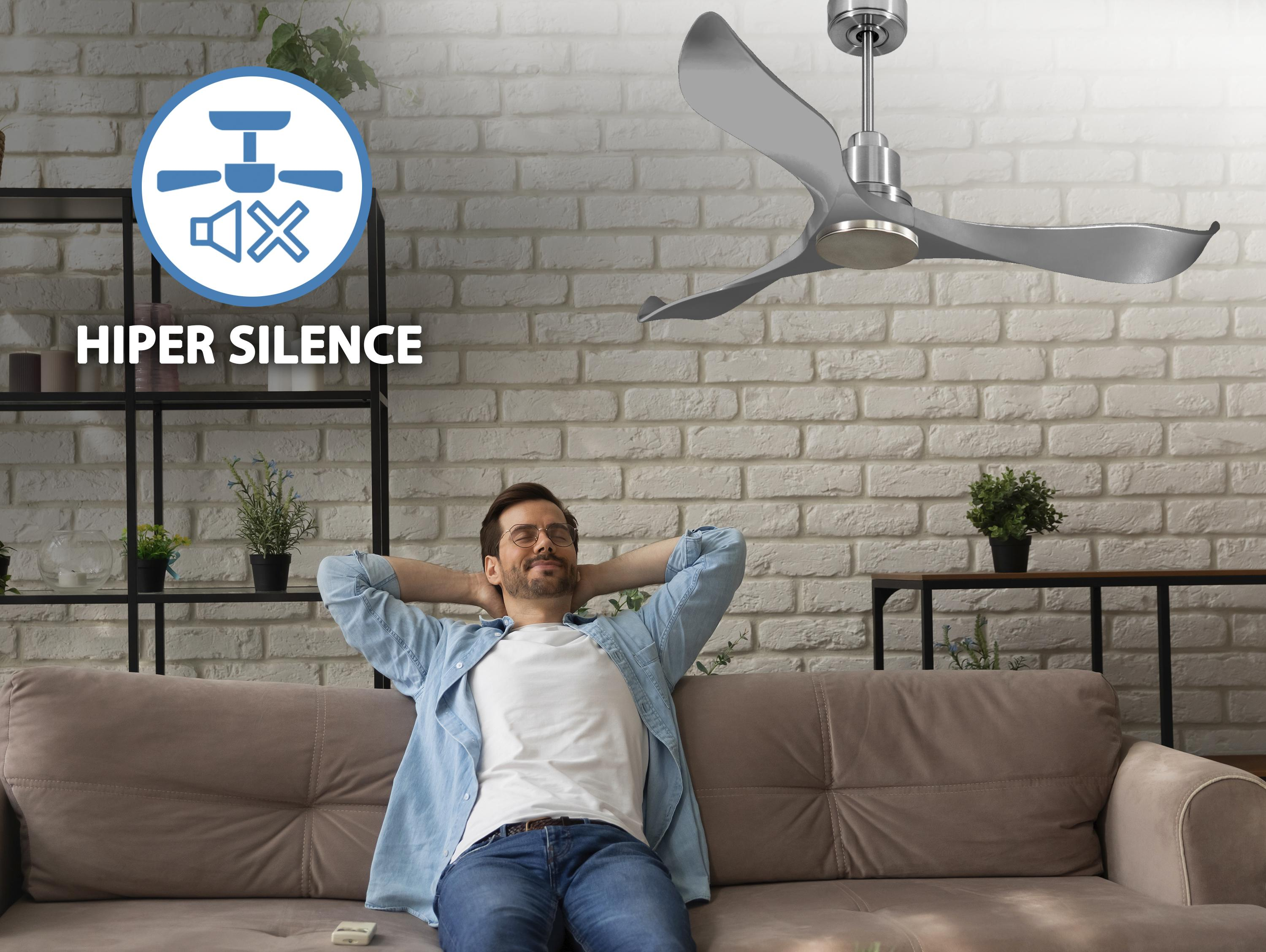 Hombre relajándose en un sofá debajo de un ventilador de techo. El texto dice 'Hiper Silence' con un icono de ventilador.
