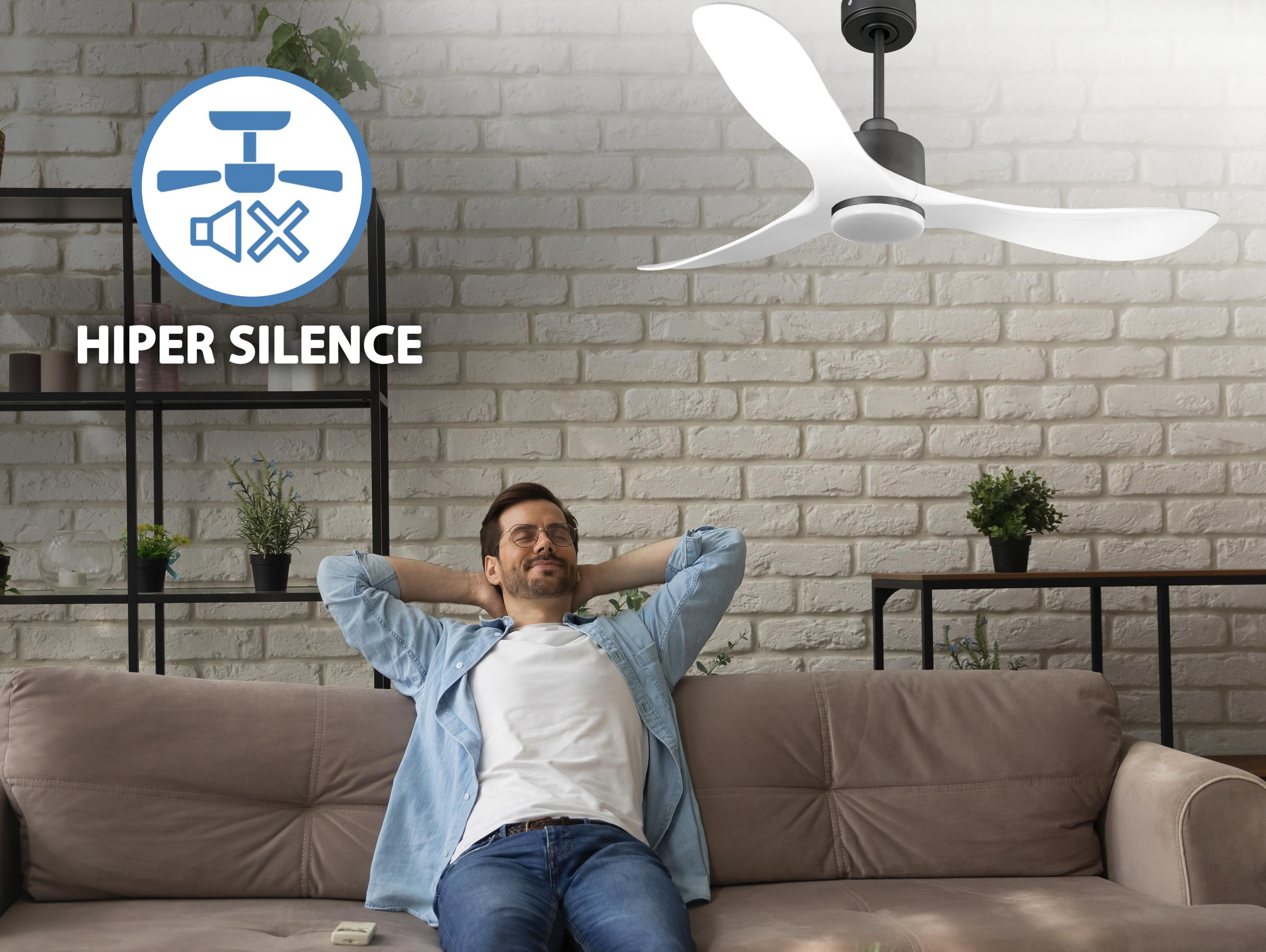 Hombre relajándose en un sofá bajo un ventilador de techo, con un icono de silencio.