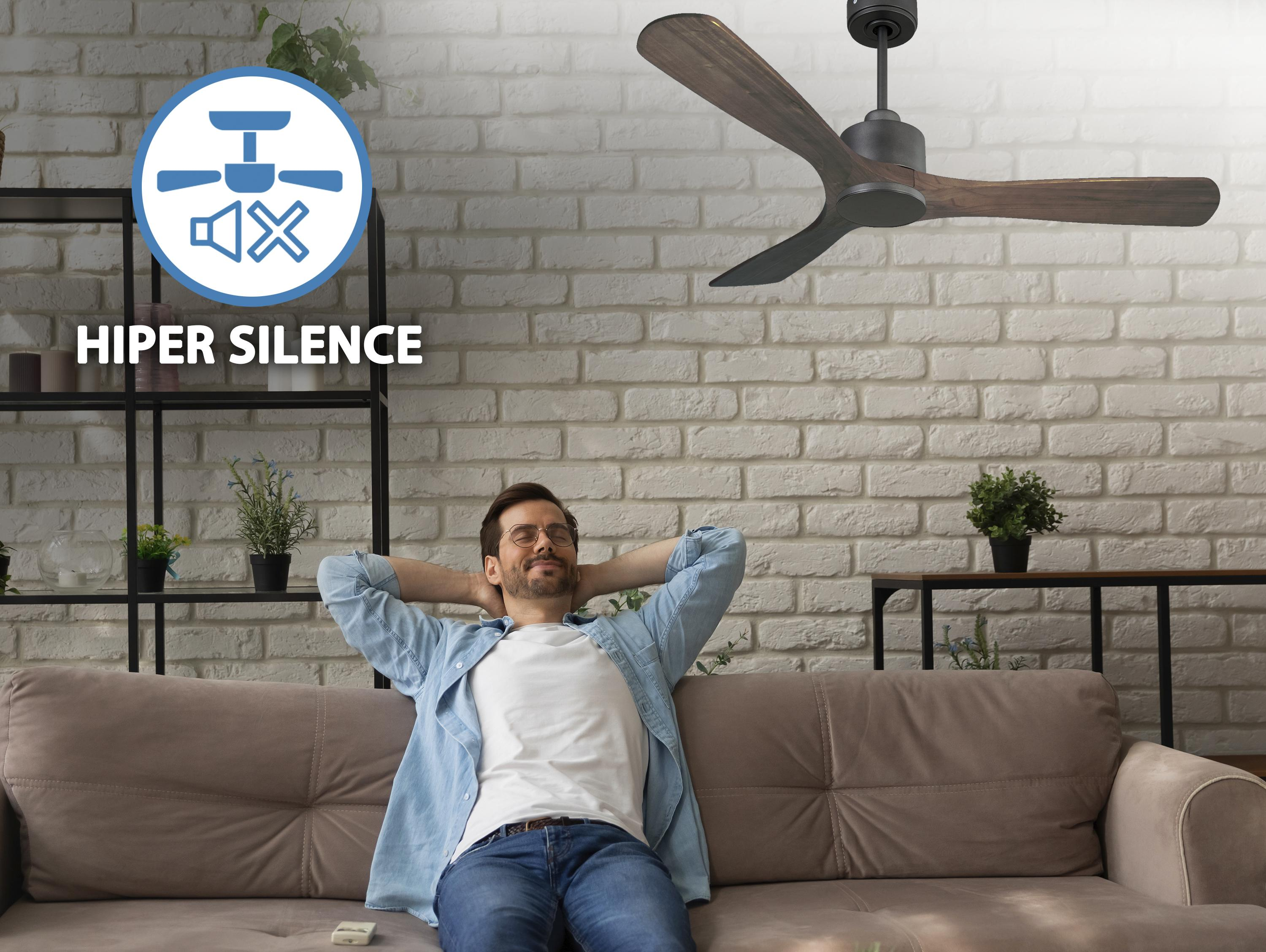 Un hombre se relaja en un sofá debajo de un ventilador de techo, con un icono de 'Hiper Silence'.