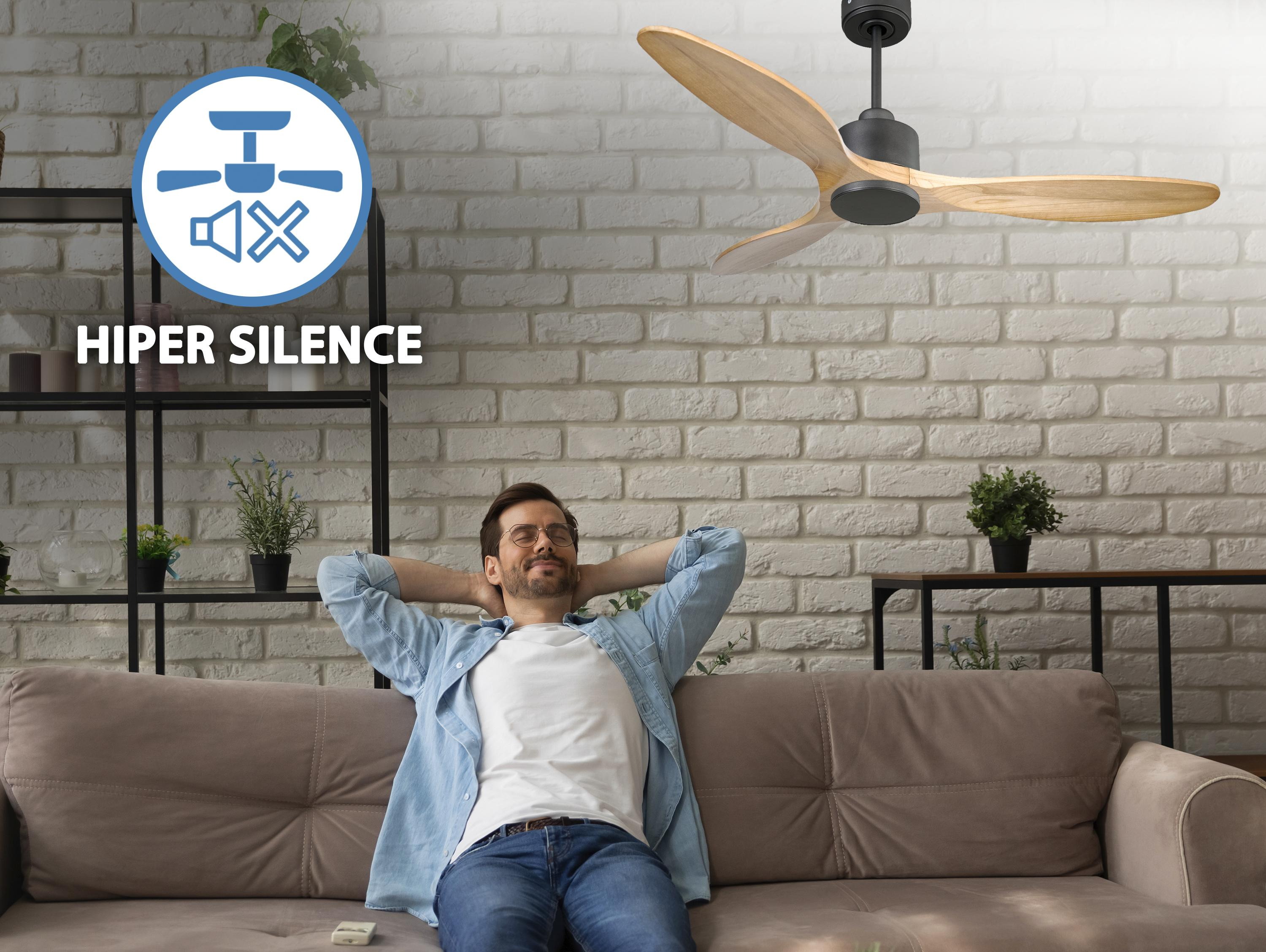 Un hombre se relaja en un sofá con un ventilador de techo arriba. Se muestra el texto 'Huper Silence'.