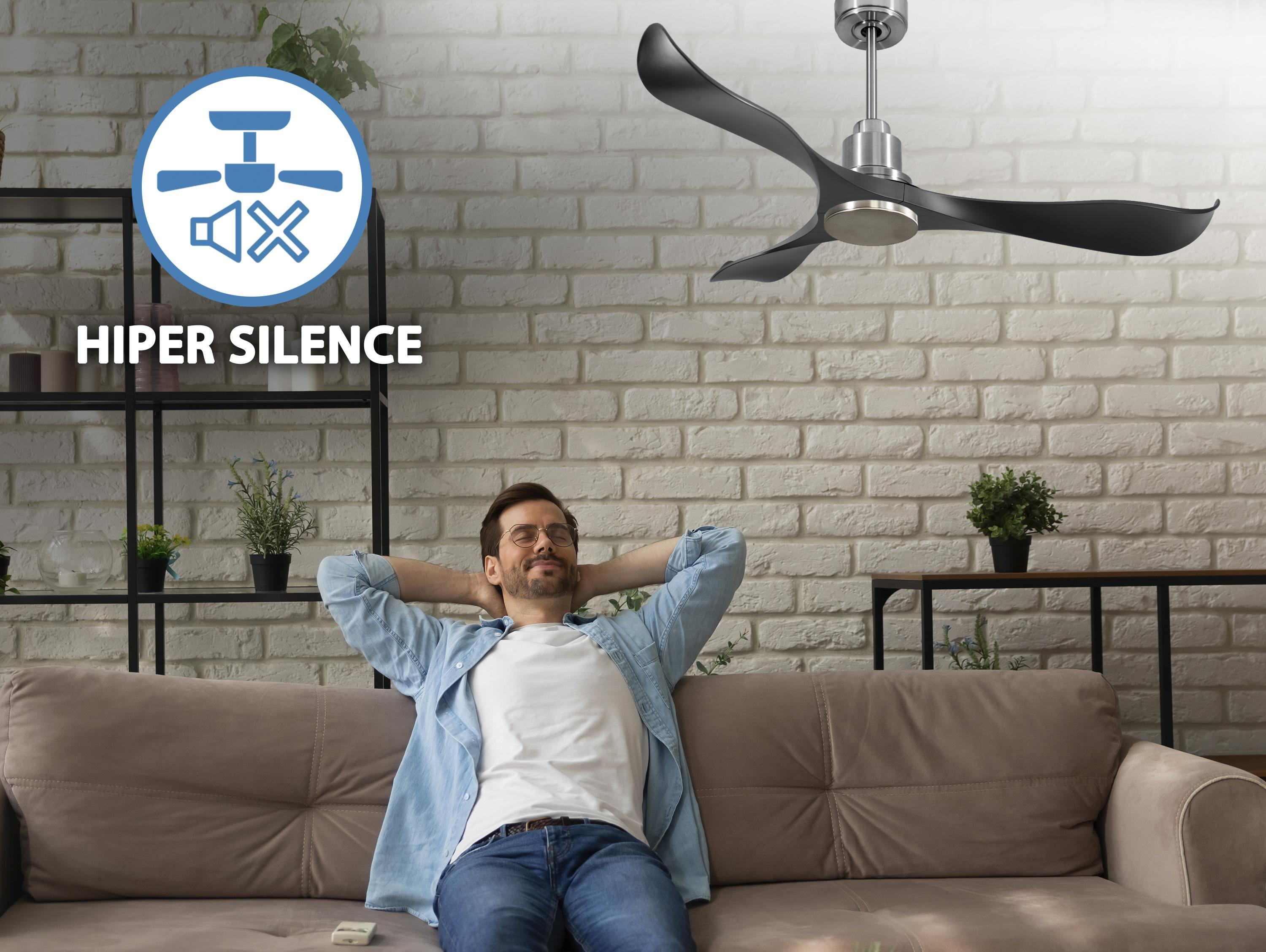 Hombre relajándose en sofá bajo ventilador negro. Icono 'Hiper Silence' visible.