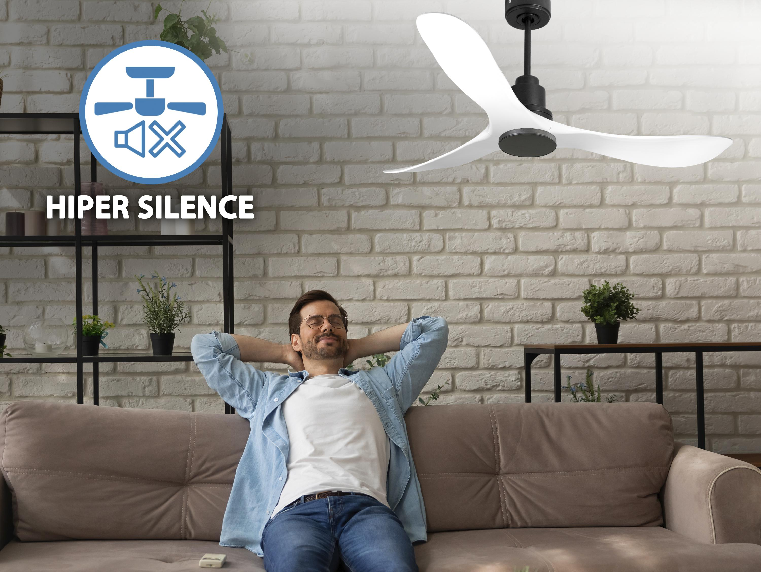 Hombre relajándose en un sofá, con ventilador de techo y las palabras 'Hiper Silence'.