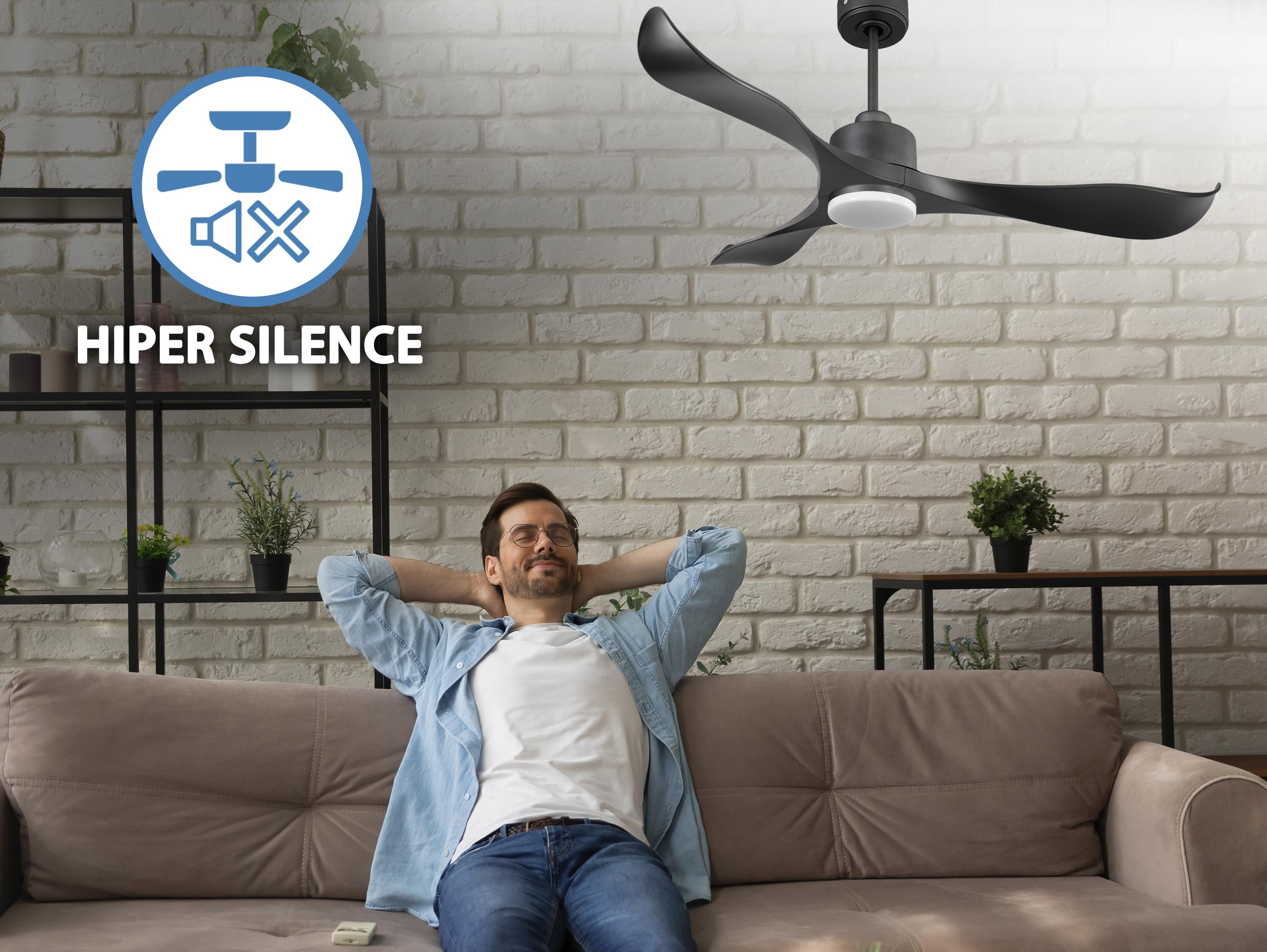 Hombre relajándose en el sofá, ventilador de techo. Texto: 'Hiper Silence' e icono de 'sin sonido'.