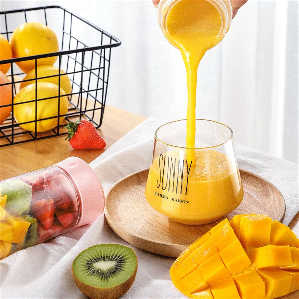 Un vaso vierte zumo de naranja en un vaso con la palabra 'SUNNY'.