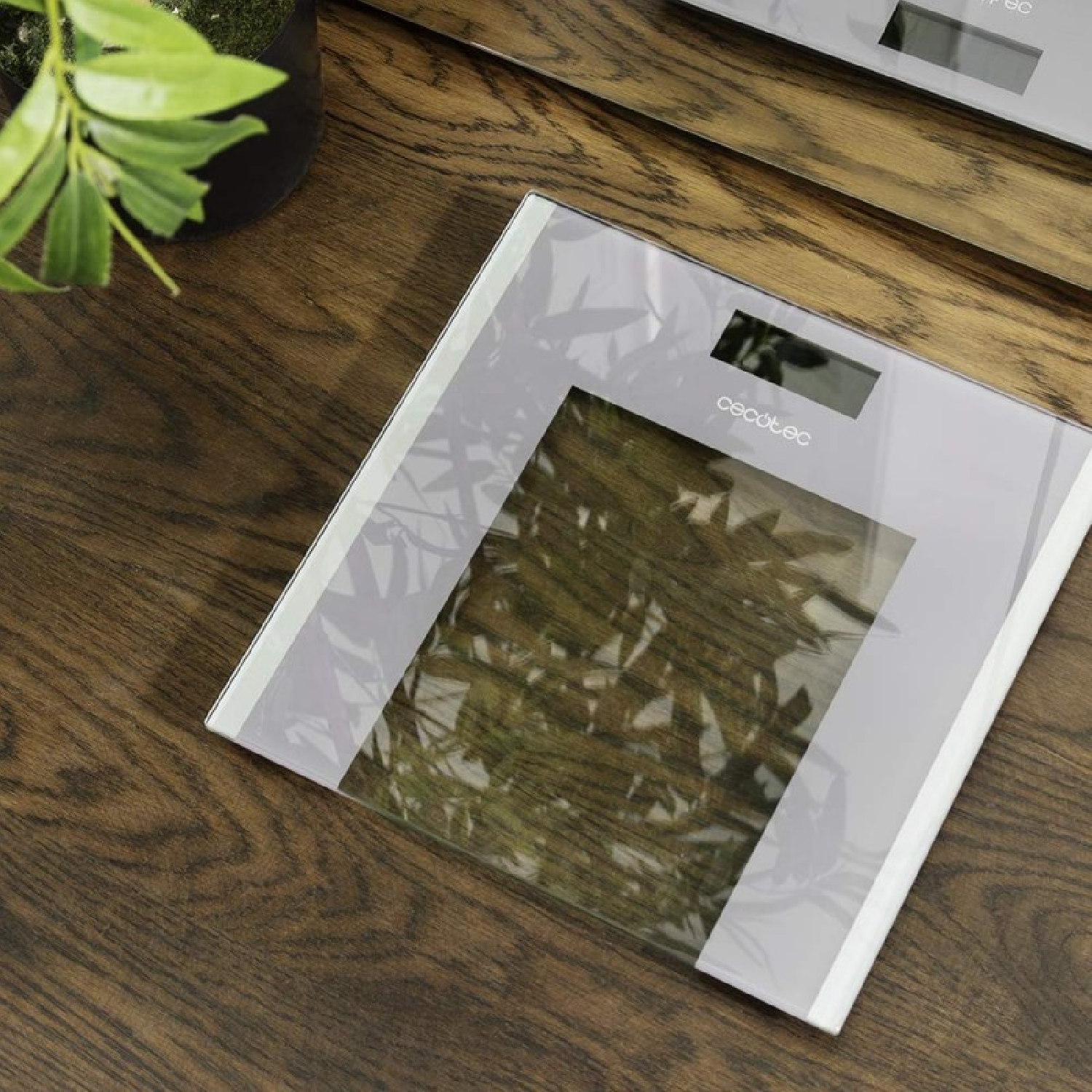 Una bilancia digitale da bagno con superficie effetto legno scuro.