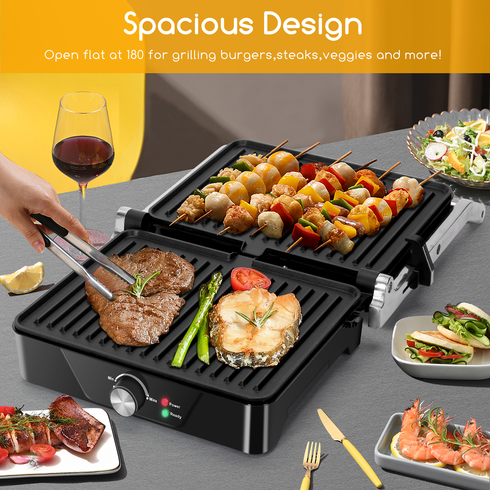 Grill mit Essen. Steaks, Spieße und Gemüse. Ein Glas Wein und Beilagen.