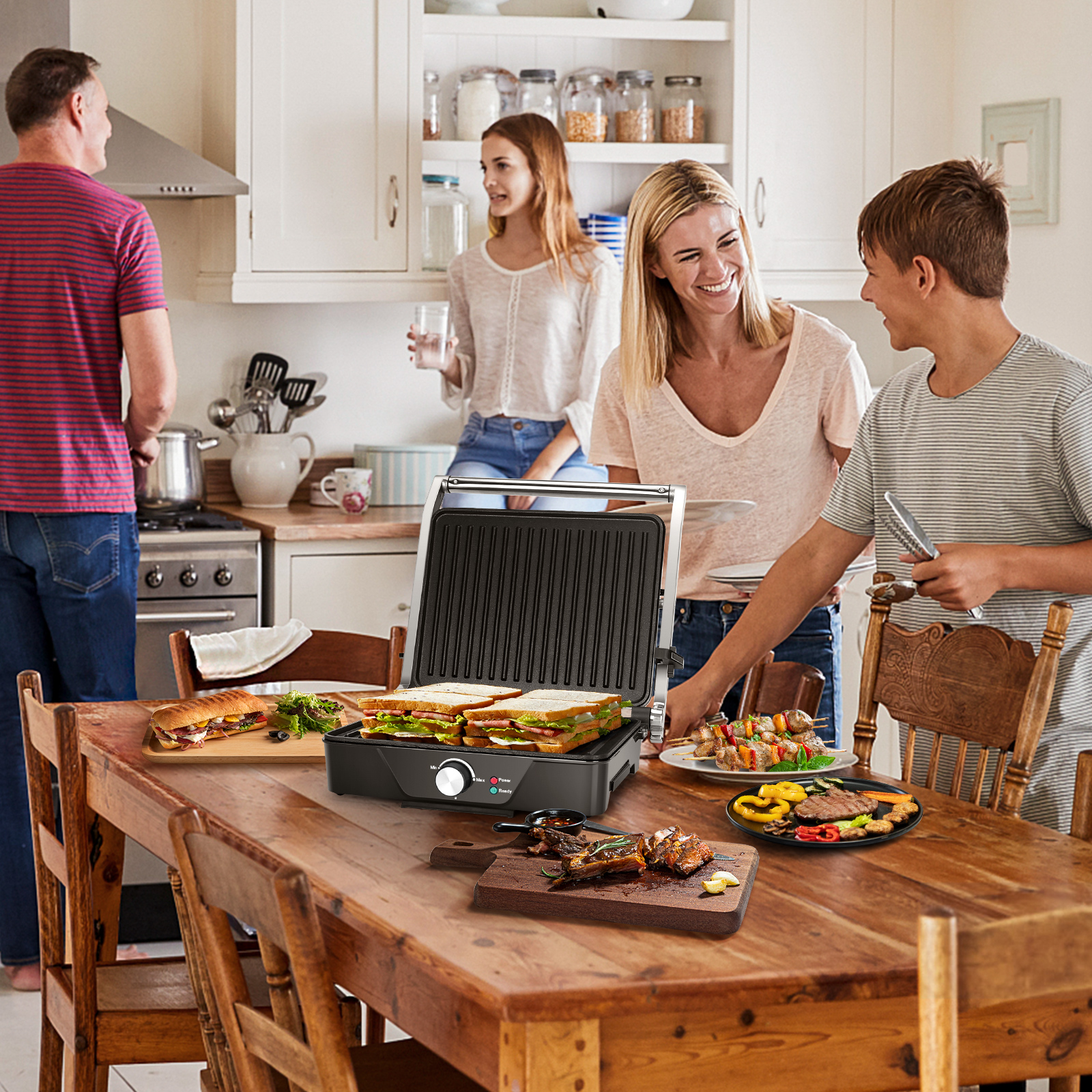 Eine Familie in einer Küche bereitet Essen mit einem Grill zu.