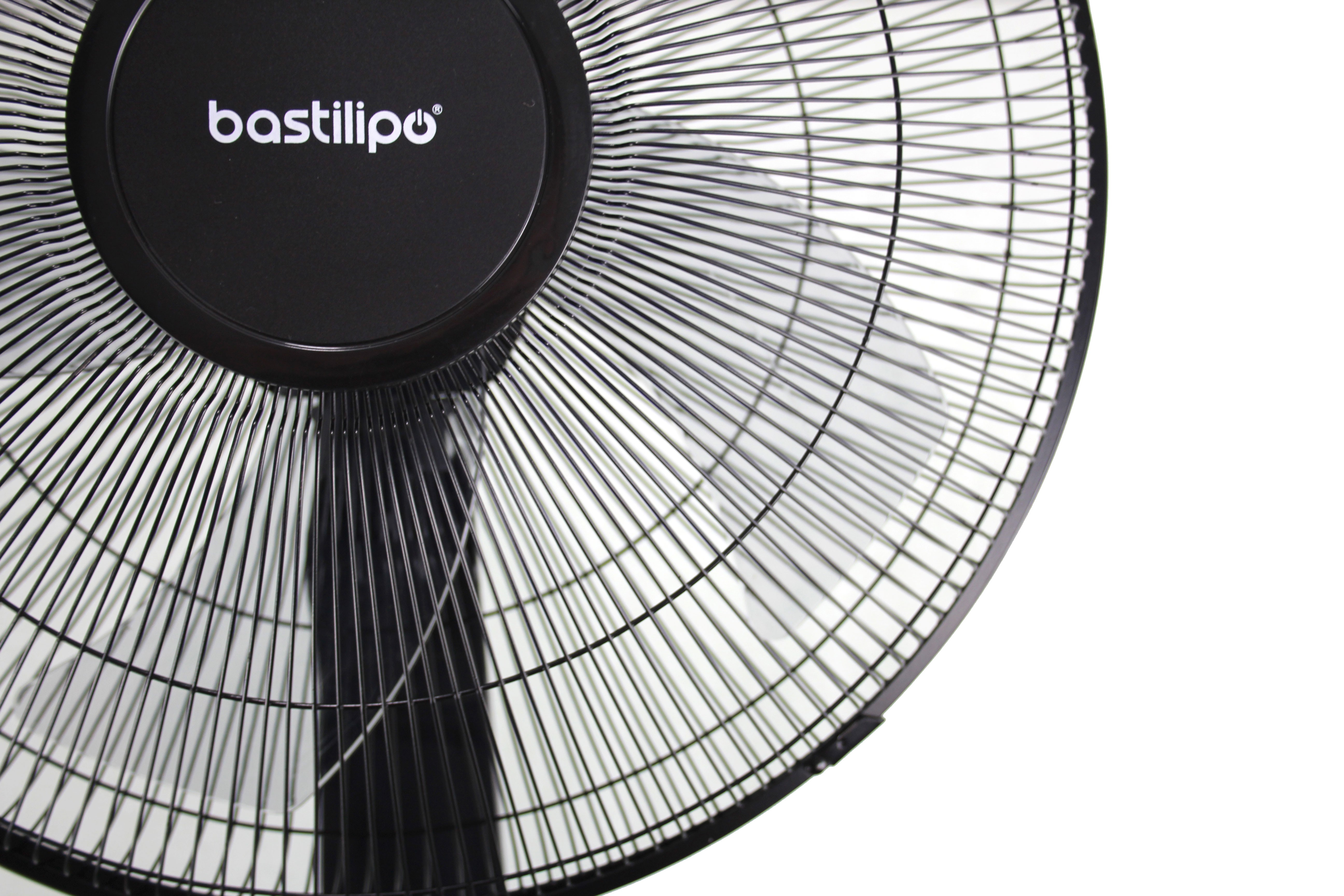 Primer plano de un ventilador oscilante negro con la palabra 'bastilipo' en la parte superior.