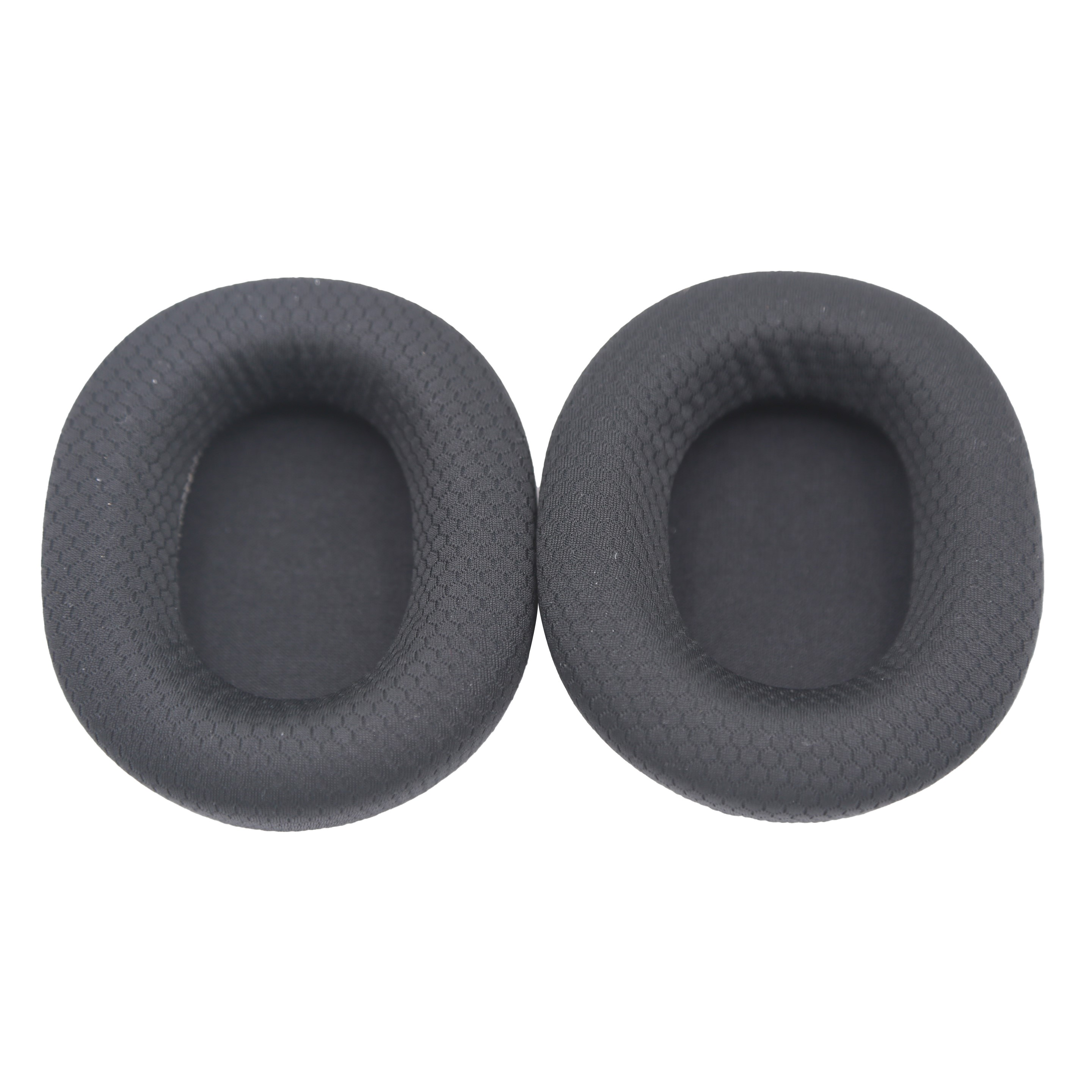 Dwie czarne poduszki na uszy, obok siebie, ze wzorem plastra miodu.