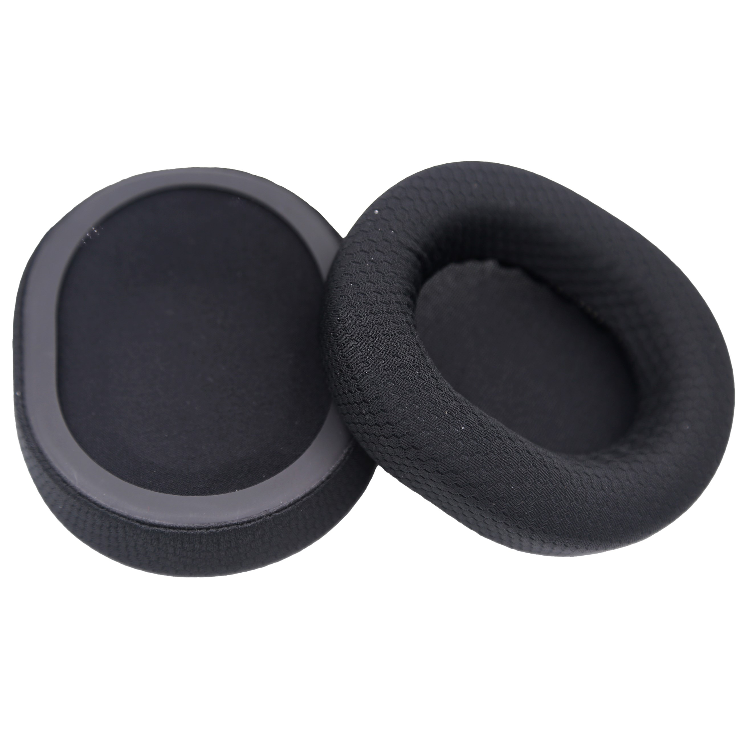 Dwie czarne owalne nauszniki do słuchawek, teksturowana powierzchnia, szara obwódka.