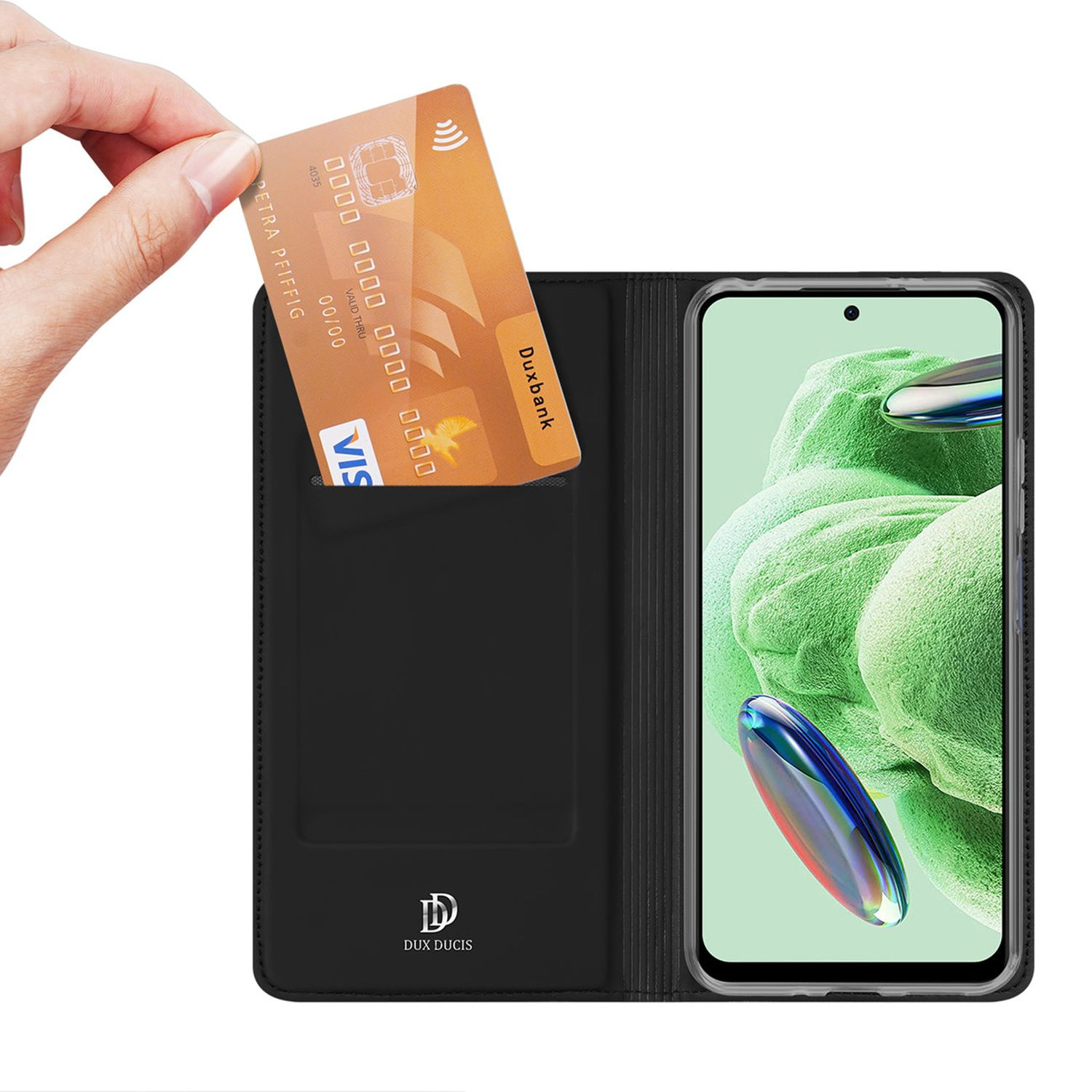 Eine Hand steckt eine Kreditkarte in eine schwarze Handyhülle. Der Telefonbildschirm zeigt einen grünen Hintergrund.