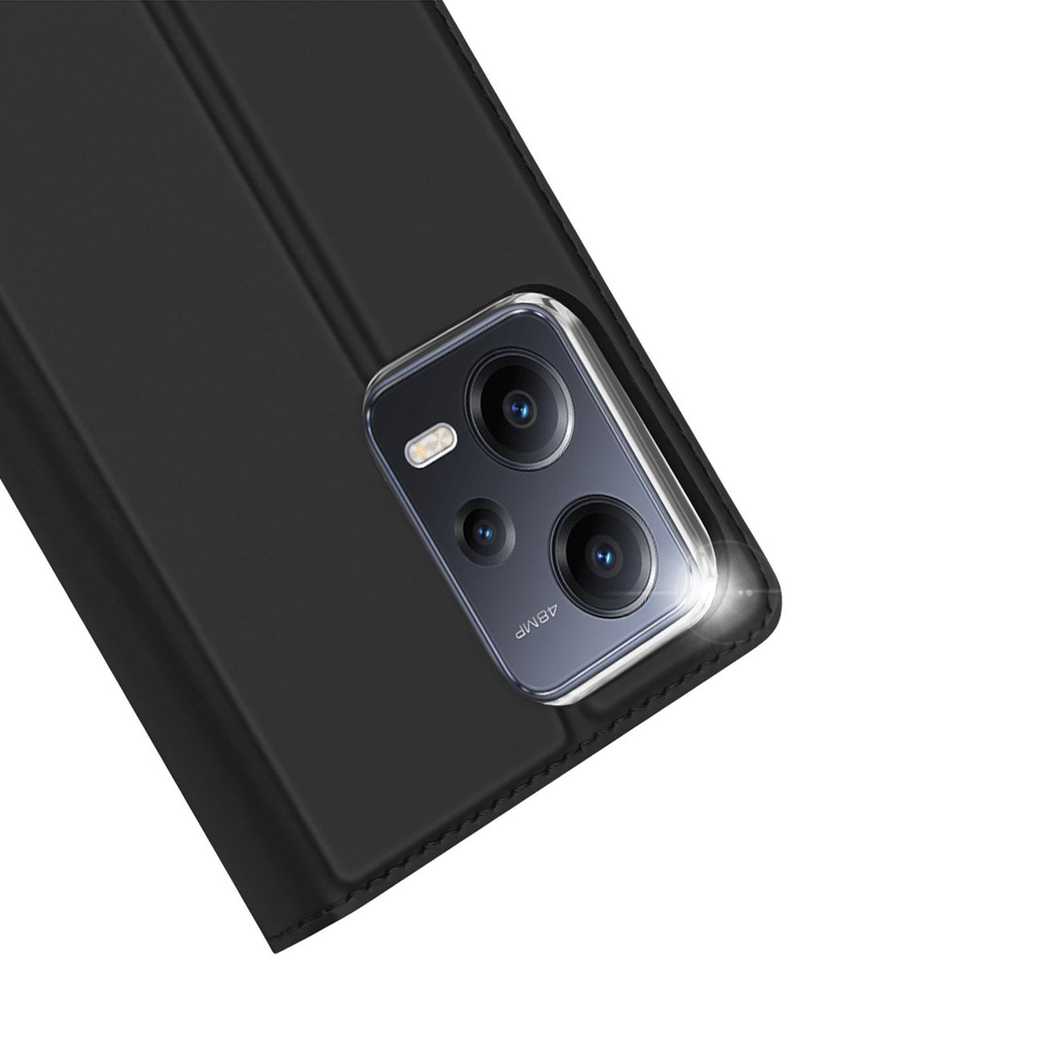 Schwarzes Telefon, teilweise von einer schwarzen Hülle bedeckt. Die Kameralinsen sind sichtbar.