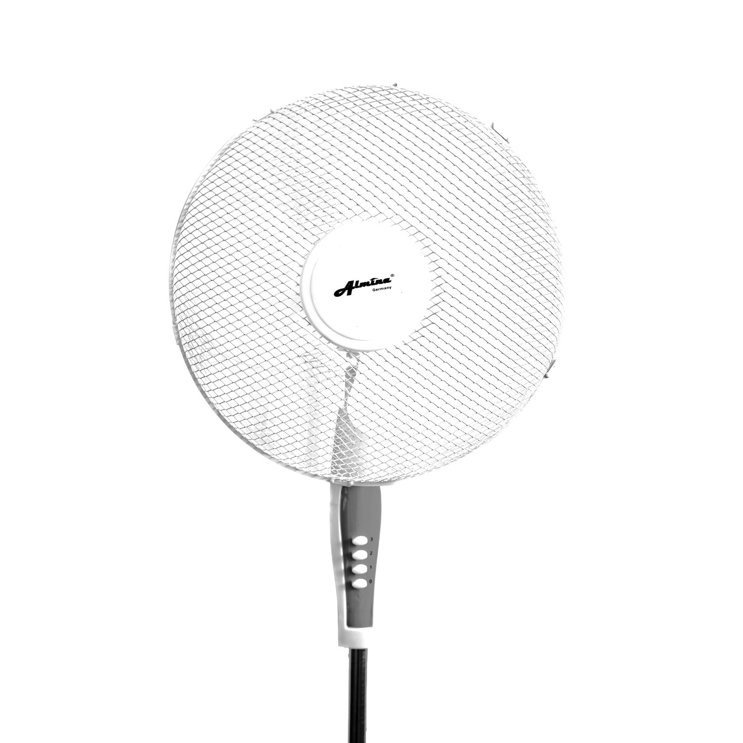Ein Standventilator ist weiß mit einem silbernen Ständer und einem weißen Maschengitter. Er steht vor weißem Hintergrund.