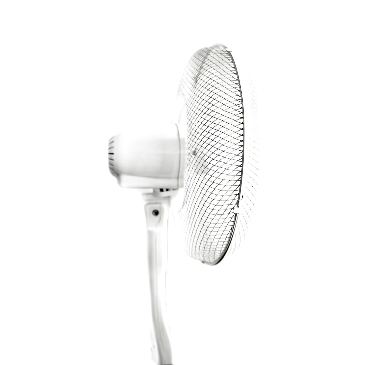 Ein weißer elektrischer Ventilator, von der Seite vor weißem Hintergrund betrachtet.