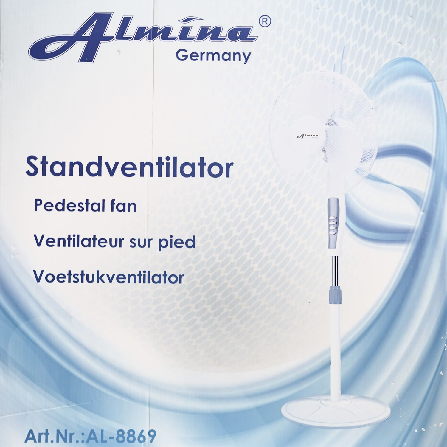 Weißer Standventilator mit Text in mehreren Sprachen.