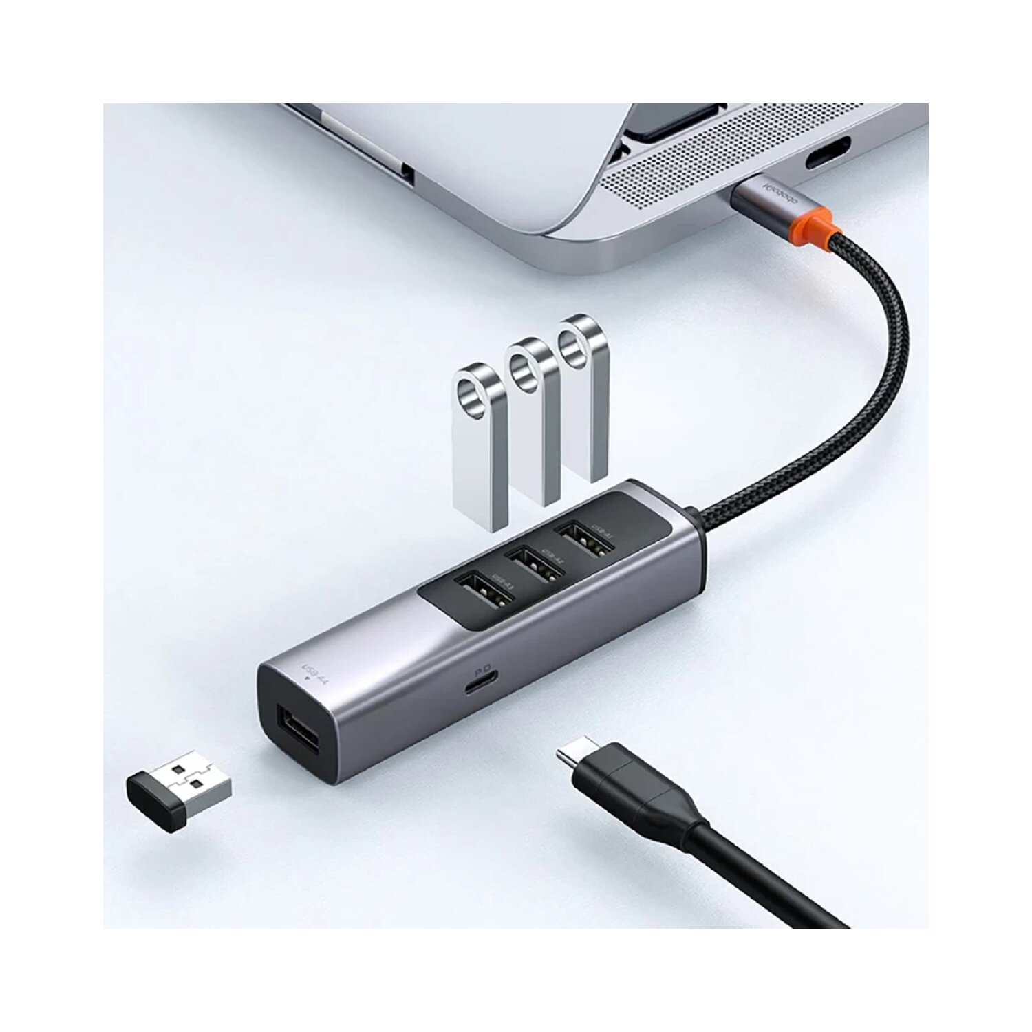 USB-Hub mit USB-Anschlüssen, USB-C-Anschluss und USB-Laufwerken. Laptop im Hintergrund.