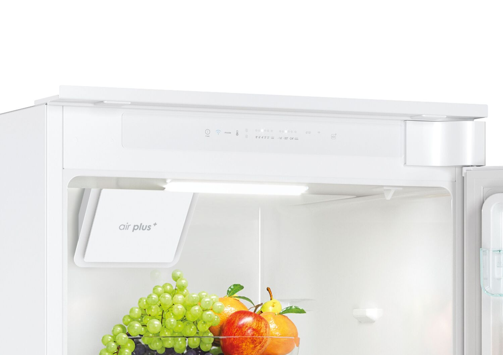 Interno frigorifero bianco con frutta. Mostrato il simbolo Air plus e il pannello di controllo.