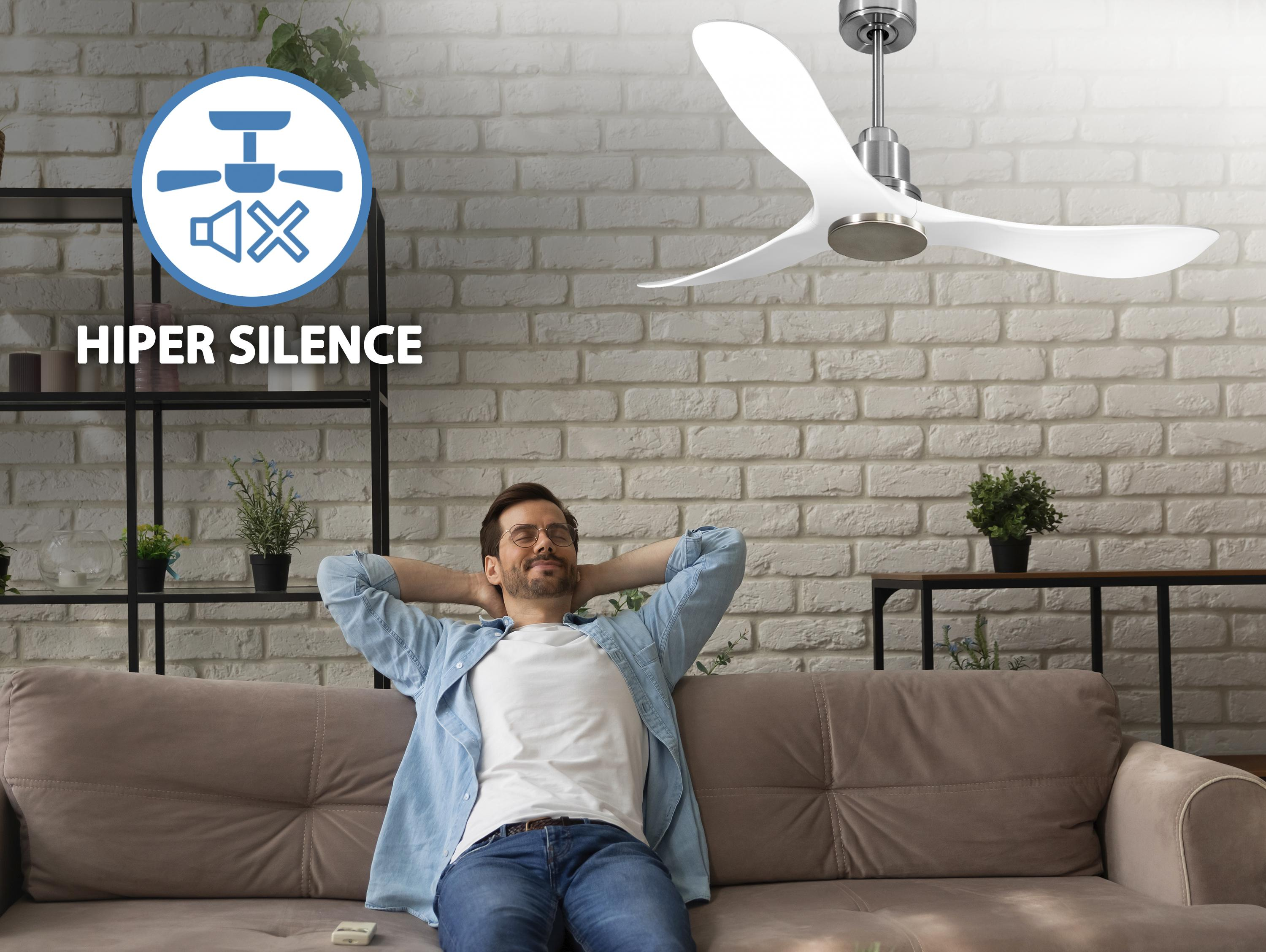 Hombre en sofá relajándose. Ventilador de techo y palabras 'Hiper Silence'.