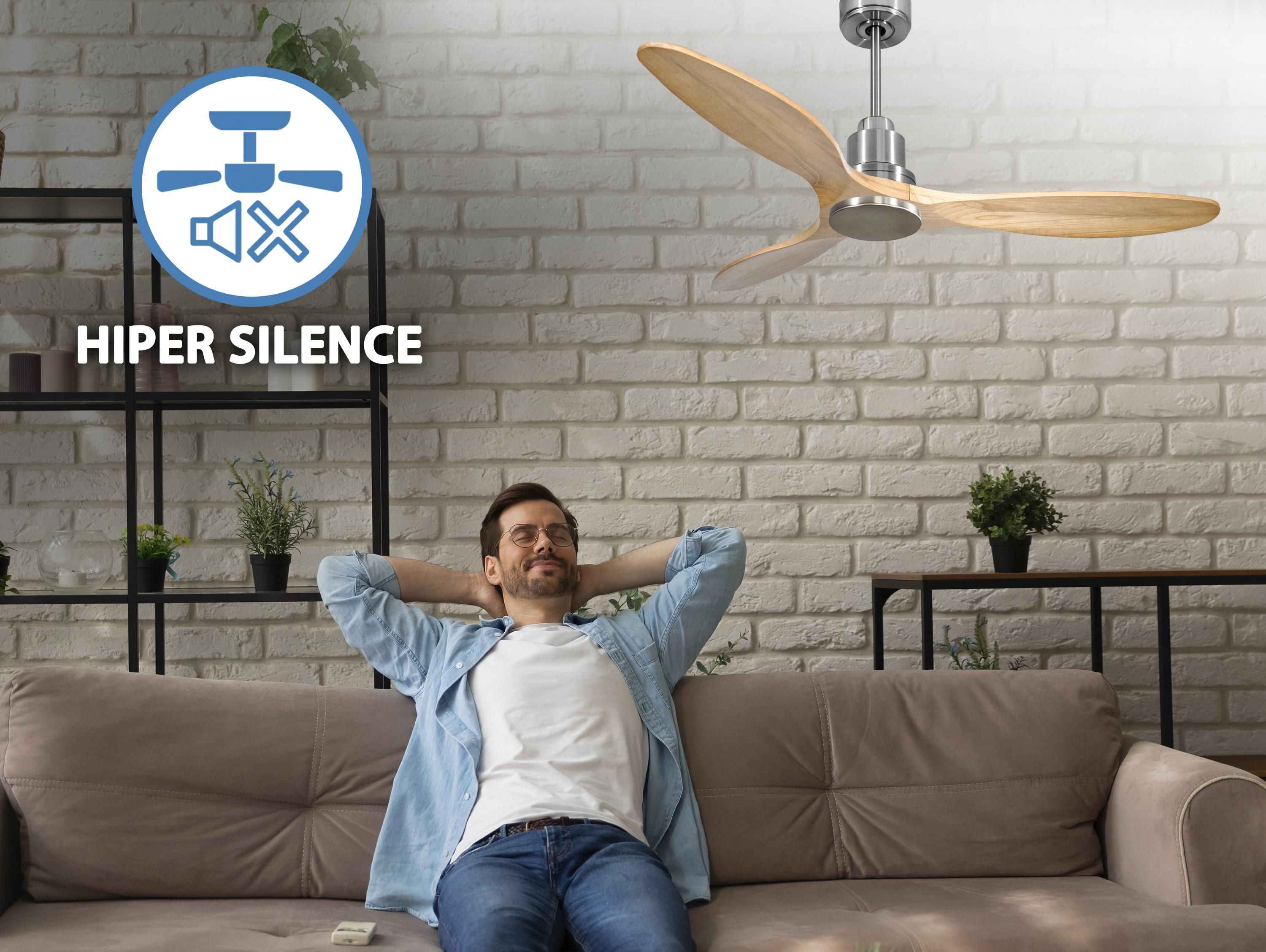 Hombre en sofá, manos tras la cabeza. Ventilador de techo arriba. Texto: HIPER SILENCE e icono.