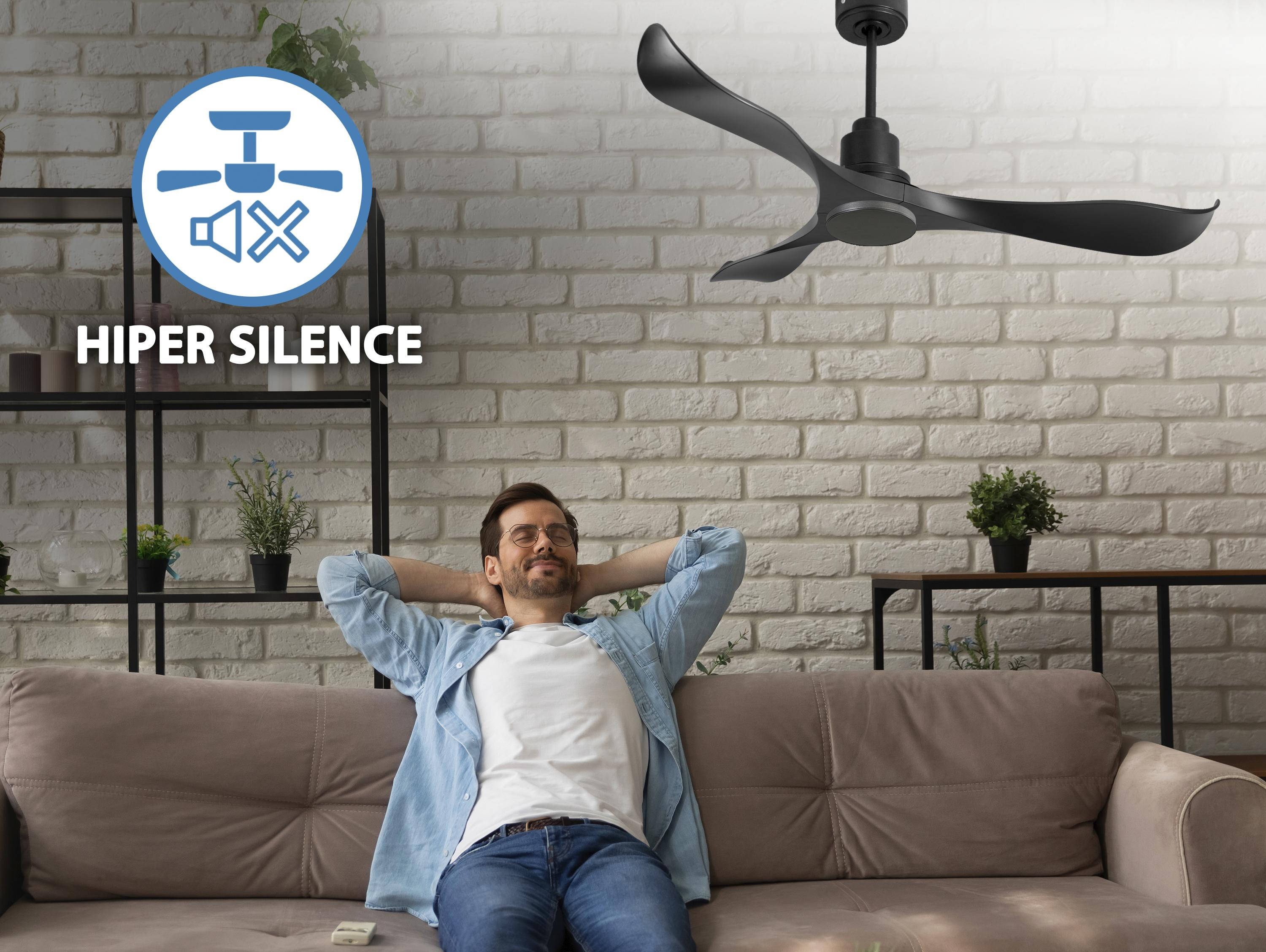 Hombre relajándose en sofá, con ventilador de techo y texto 'Hiper Silence'.