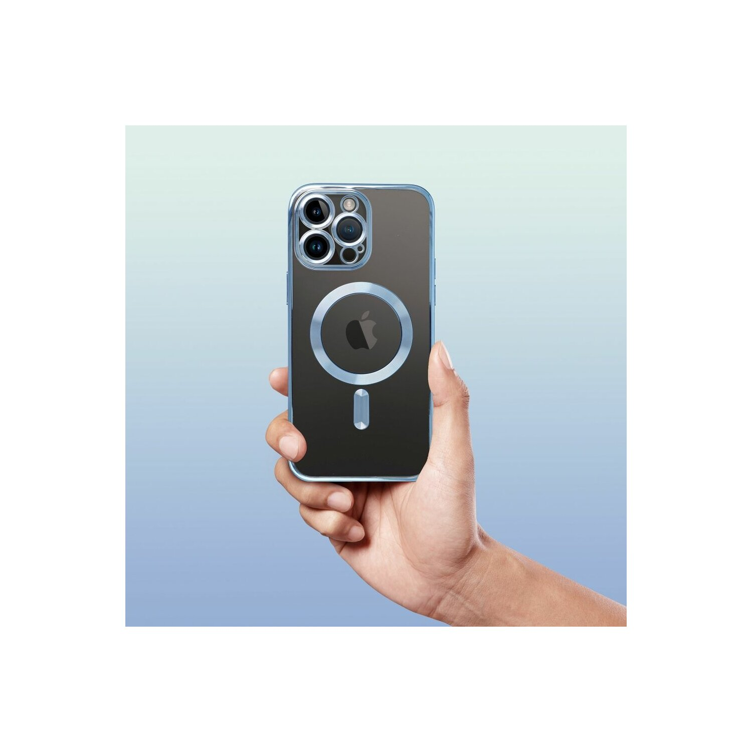 Una mano che tiene un telefono con una custodia trasparente. Il telefono ha un cerchio blu e il logo Apple. Sfondo blu.