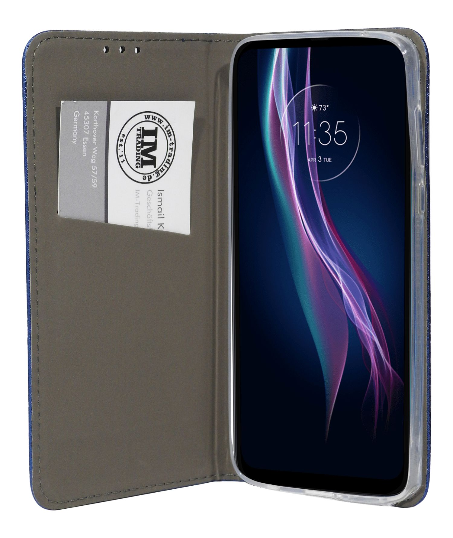 Smartphone in blauem Etui mit Kreditkarte in der Tasche. Der Bildschirm zeigt ein abstraktes Bild.