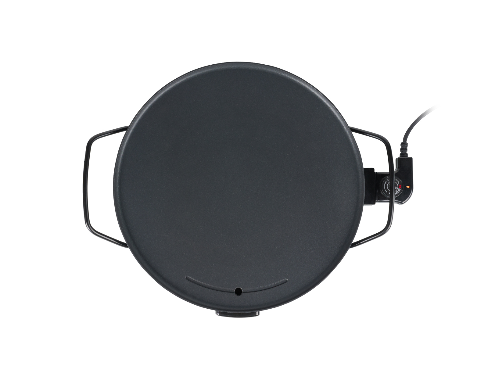 Widok z góry na czarny naleśnik na białym tle.