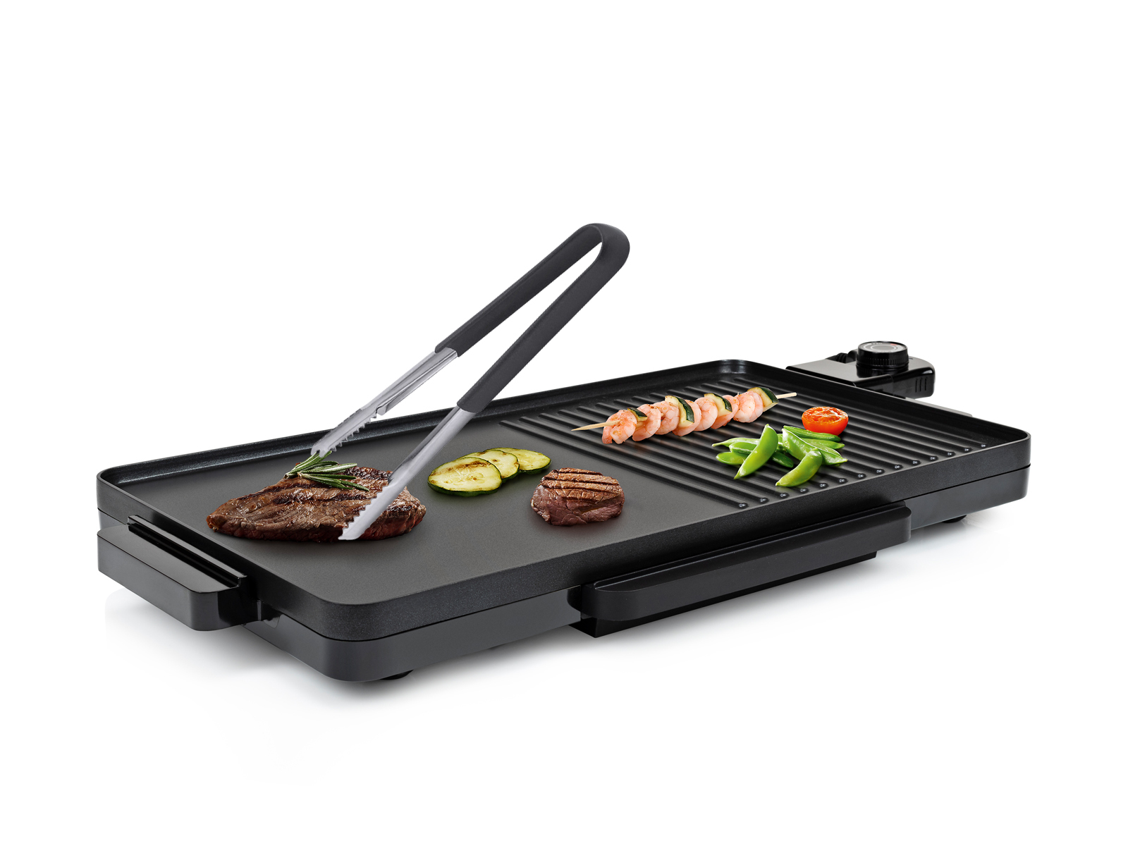 Ein elektrischer Grill mit gekochtem Essen. Eine Zange hält ein Stück Fleisch. Gemüse und Spieße liegen auf dem Grill.