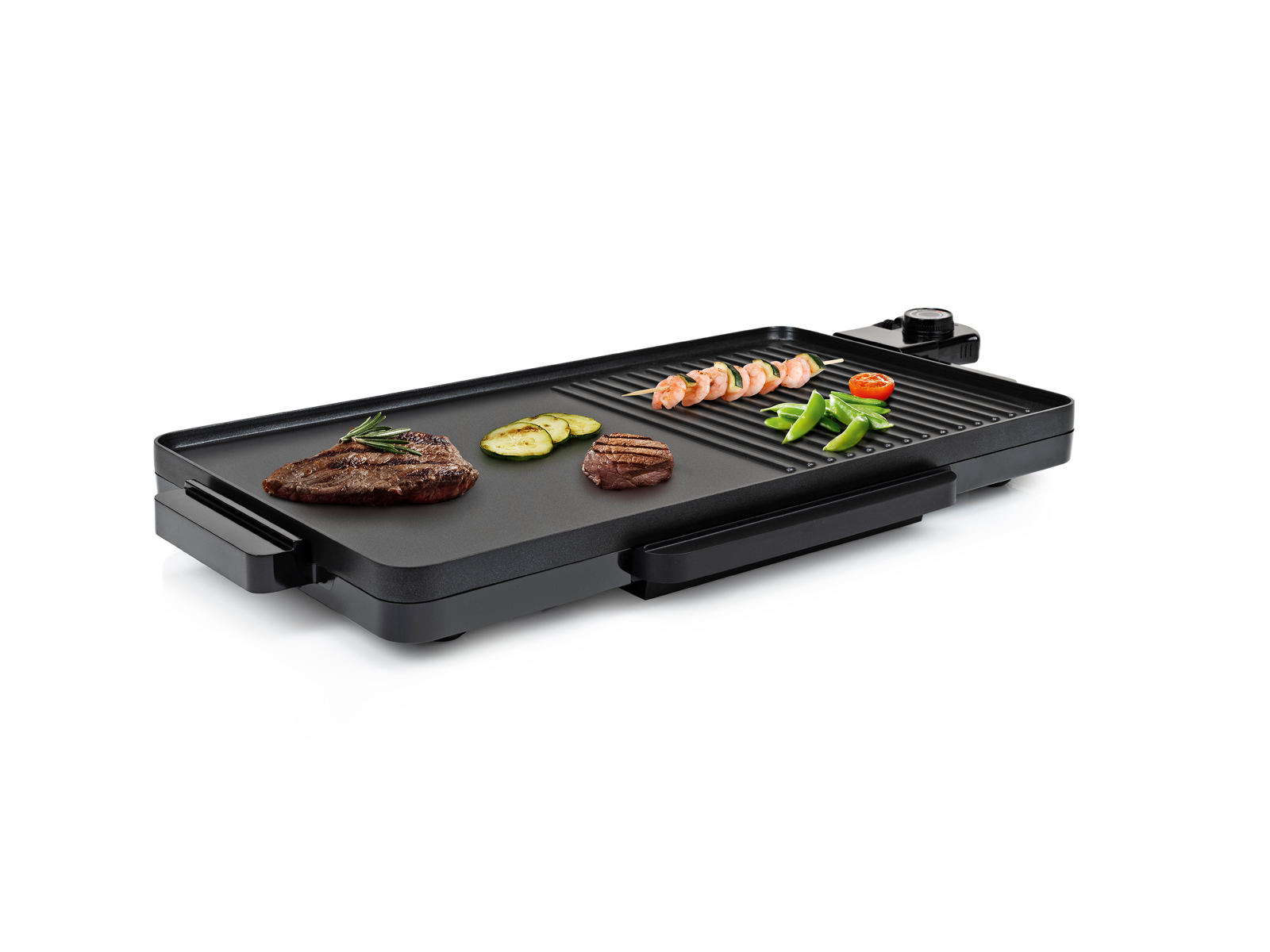 Schwarzer Elektrogrill mit verschiedenen gekochten Speisen wie Steak, Spieße und Gemüse auf weißem Hintergrund.