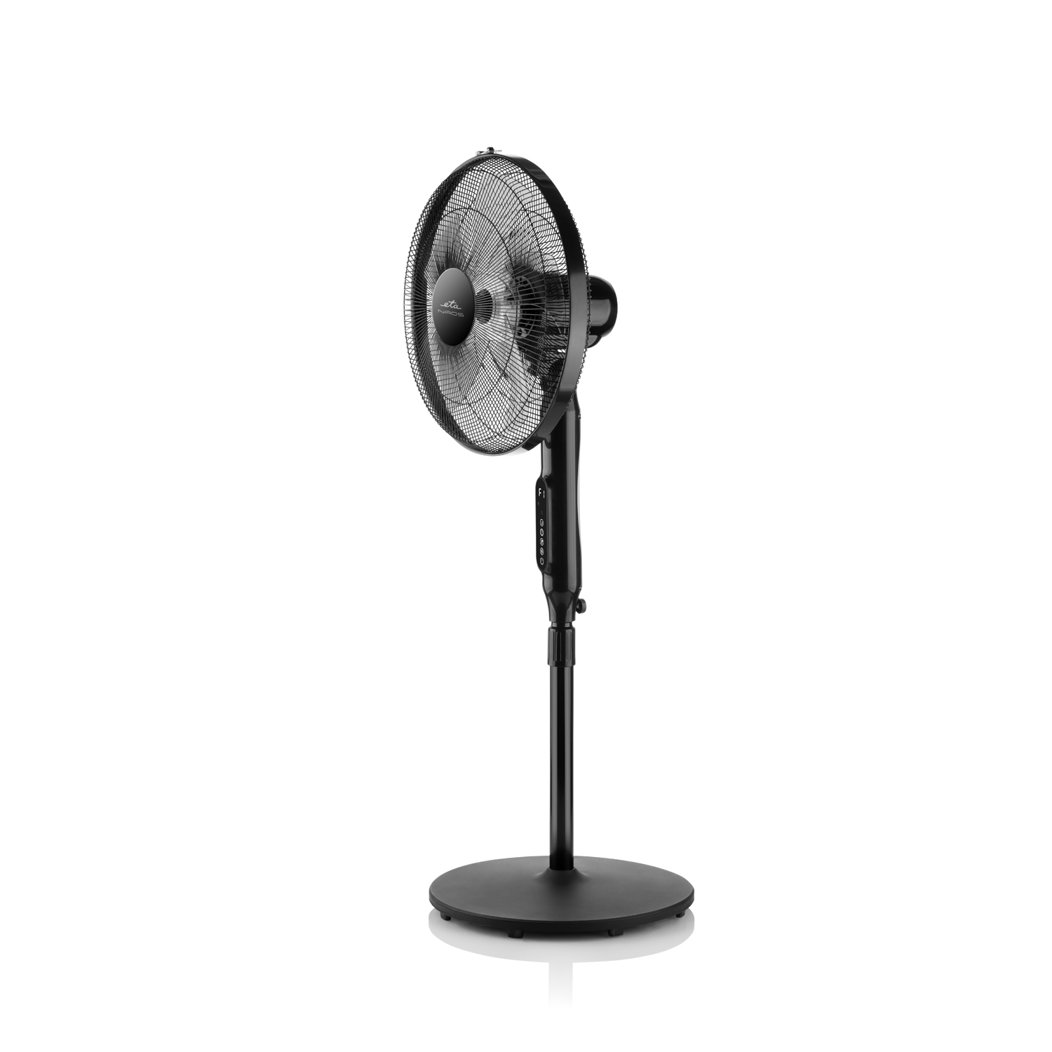 Schwarzer, oszillierender Ventilator auf einem Ständer, mit rundem Fuß, weißer Hintergrund.