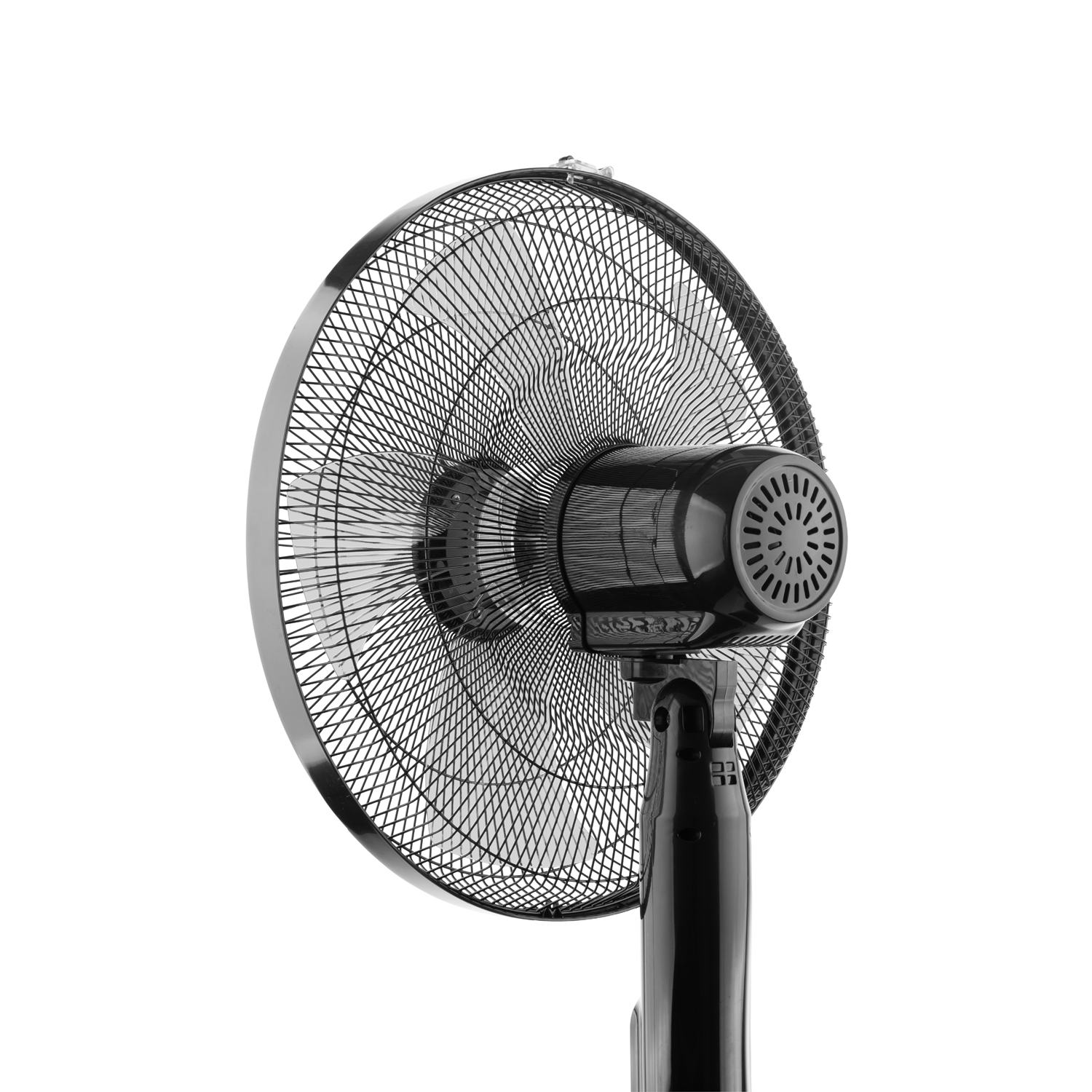 Schwarzer Standventilator mit Schutzgitter. Der Ventilator ist auf den Betrachter ausgerichtet. Weißer Hintergrund.