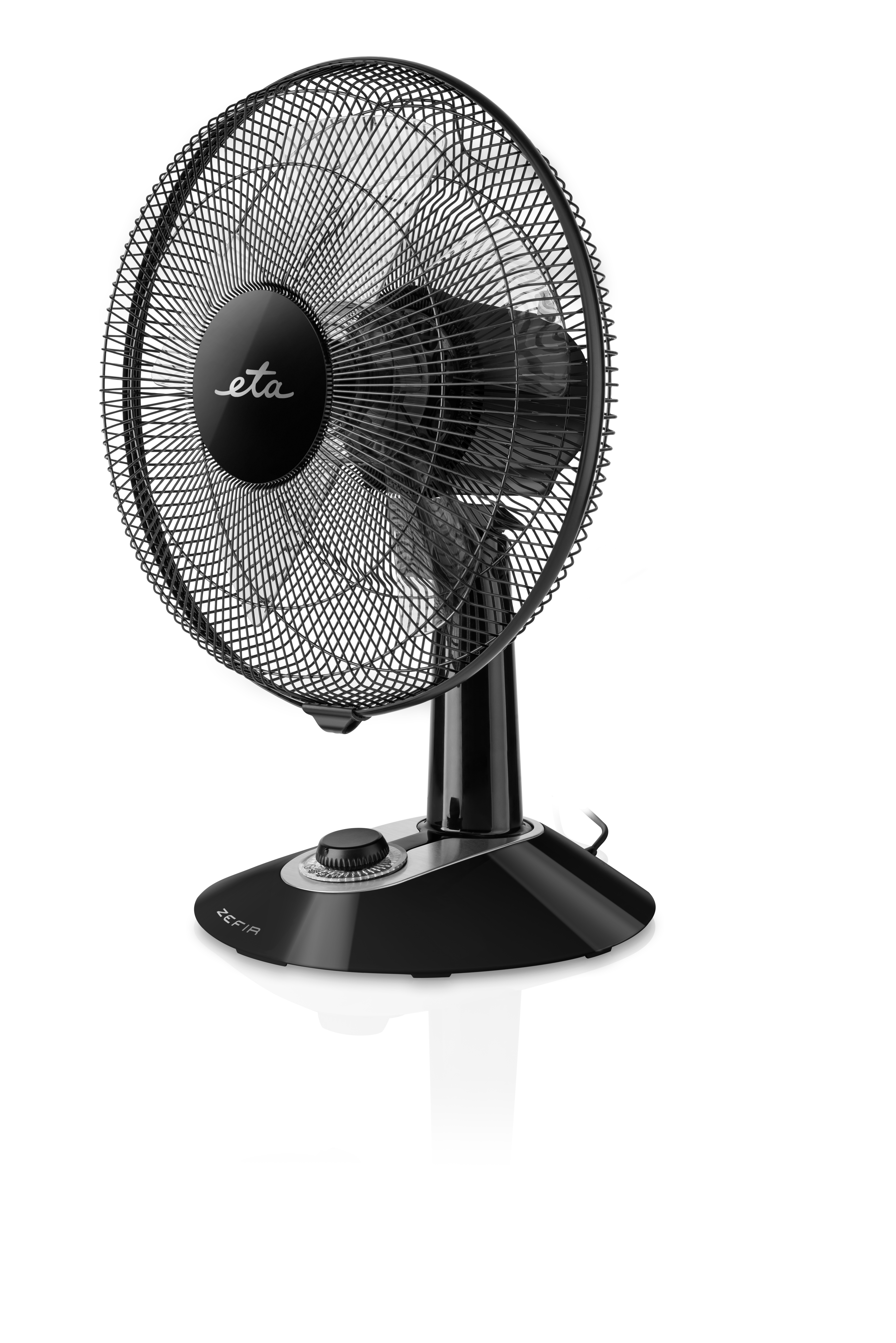 Ein schwarzer Tischventilator mit Schutzgitter und Sockel. Er hat ein eta-Logo vorne.