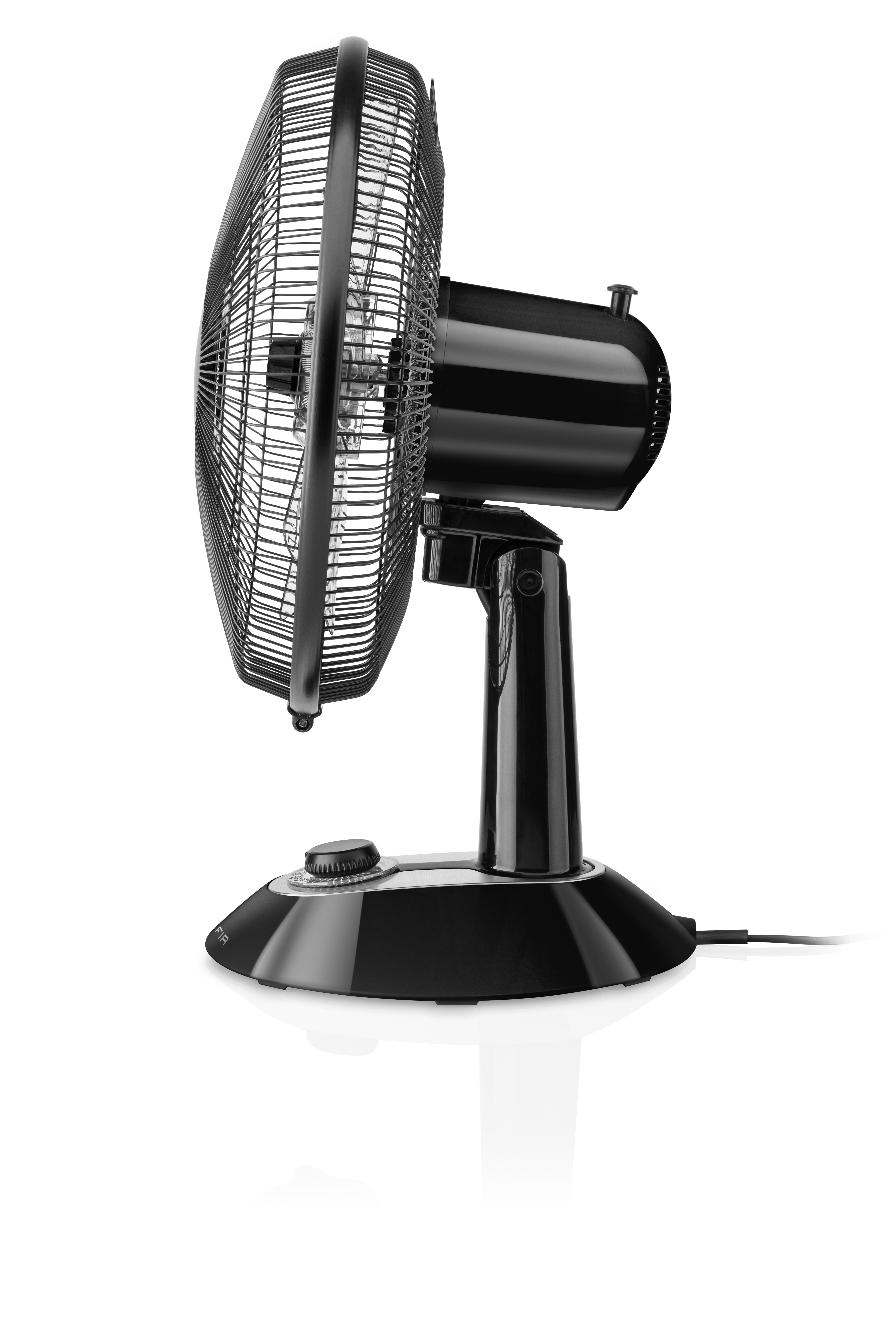 Ein schwarzer elektrischer Ventilator mit Schutzgitter, Bedienelementen und Sockel, auf weißem Hintergrund.