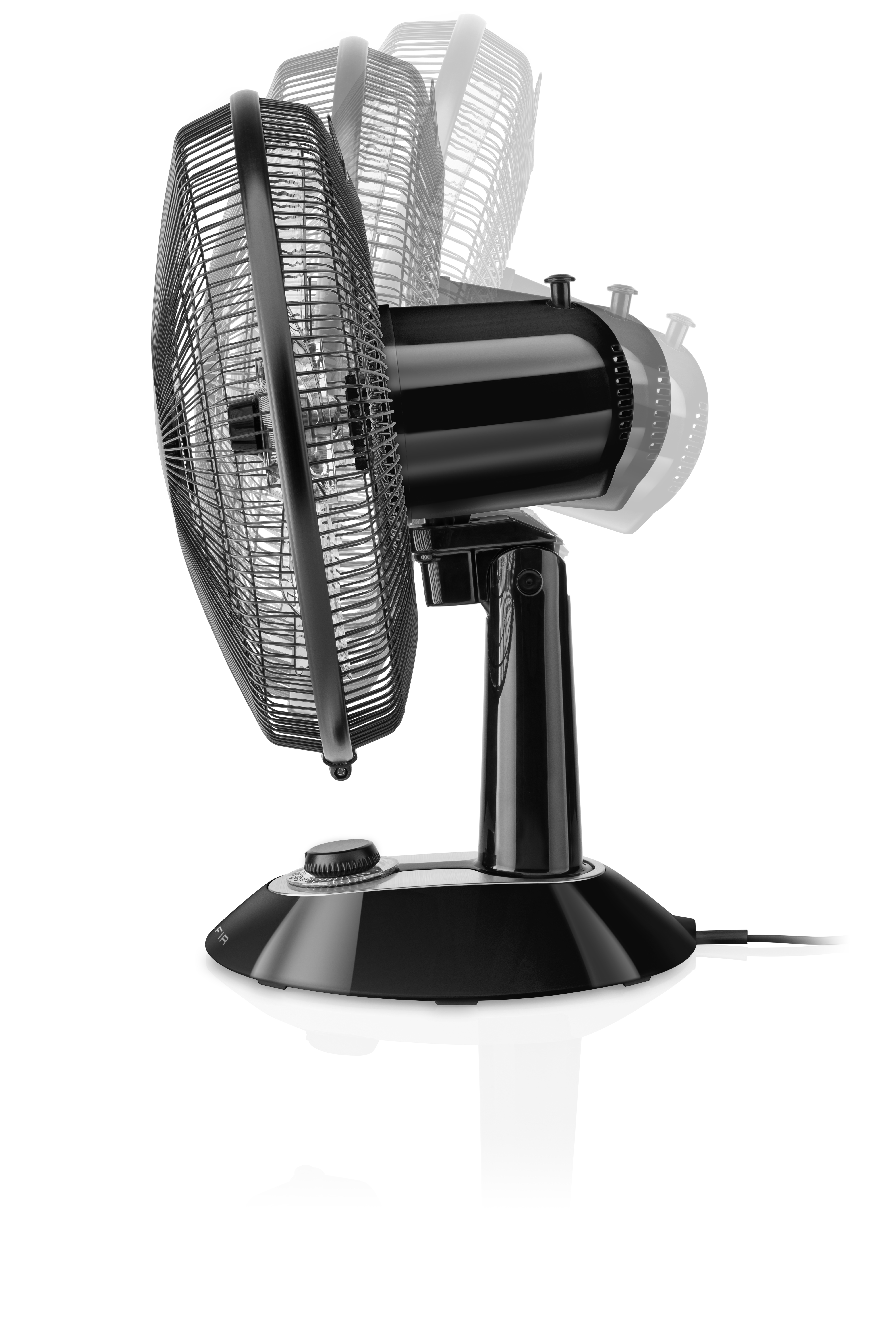 Ein schwarzer Oszillationsventilator auf weißem Hintergrund.