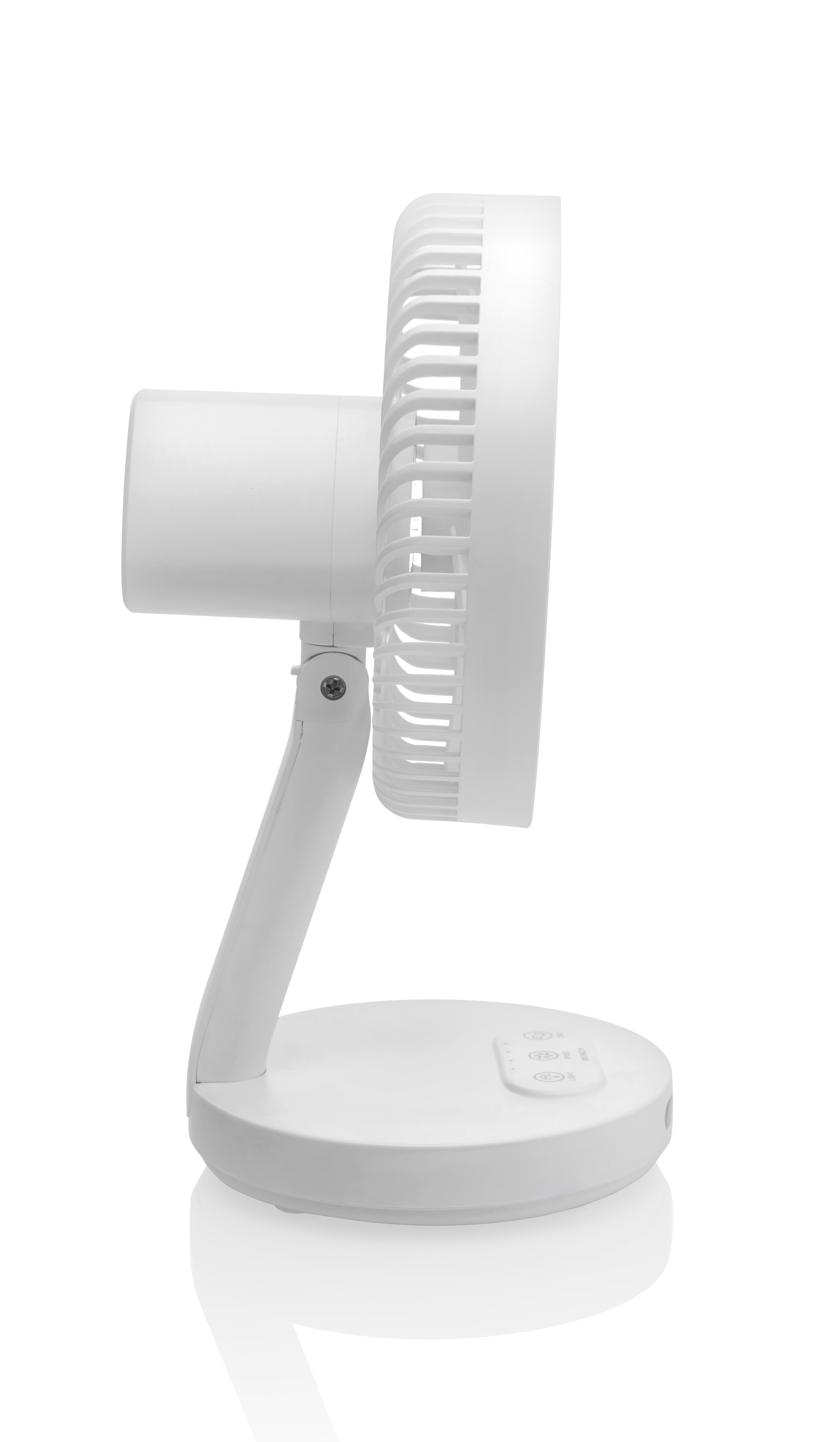 Ein weißer, tragbarer Ventilator mit Fuß, Stiel und drehbarem Ventilatorkopf.
