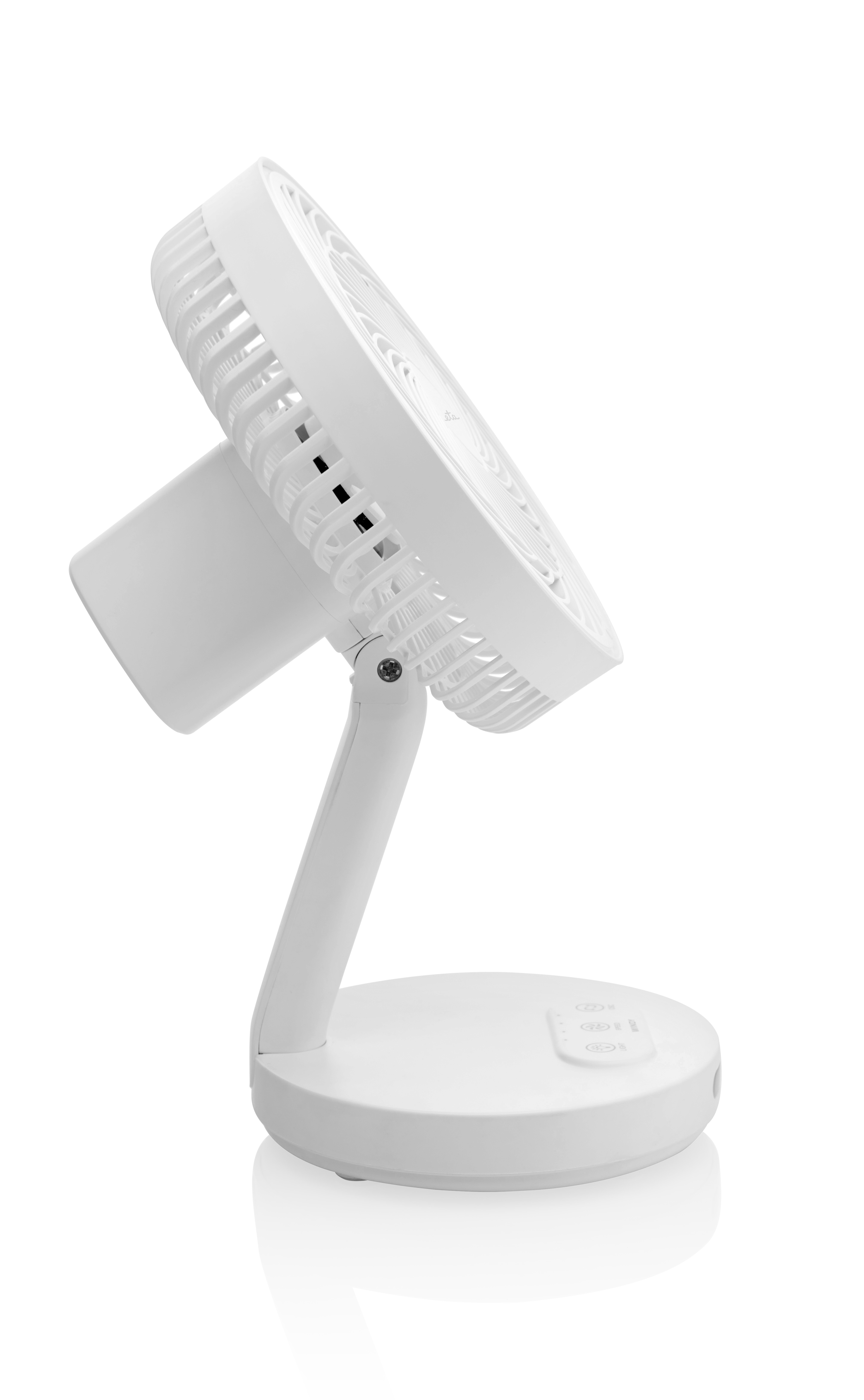 Weißer Ventilator, Seitenansicht, nach oben geneigt, auf weißer Oberfläche.