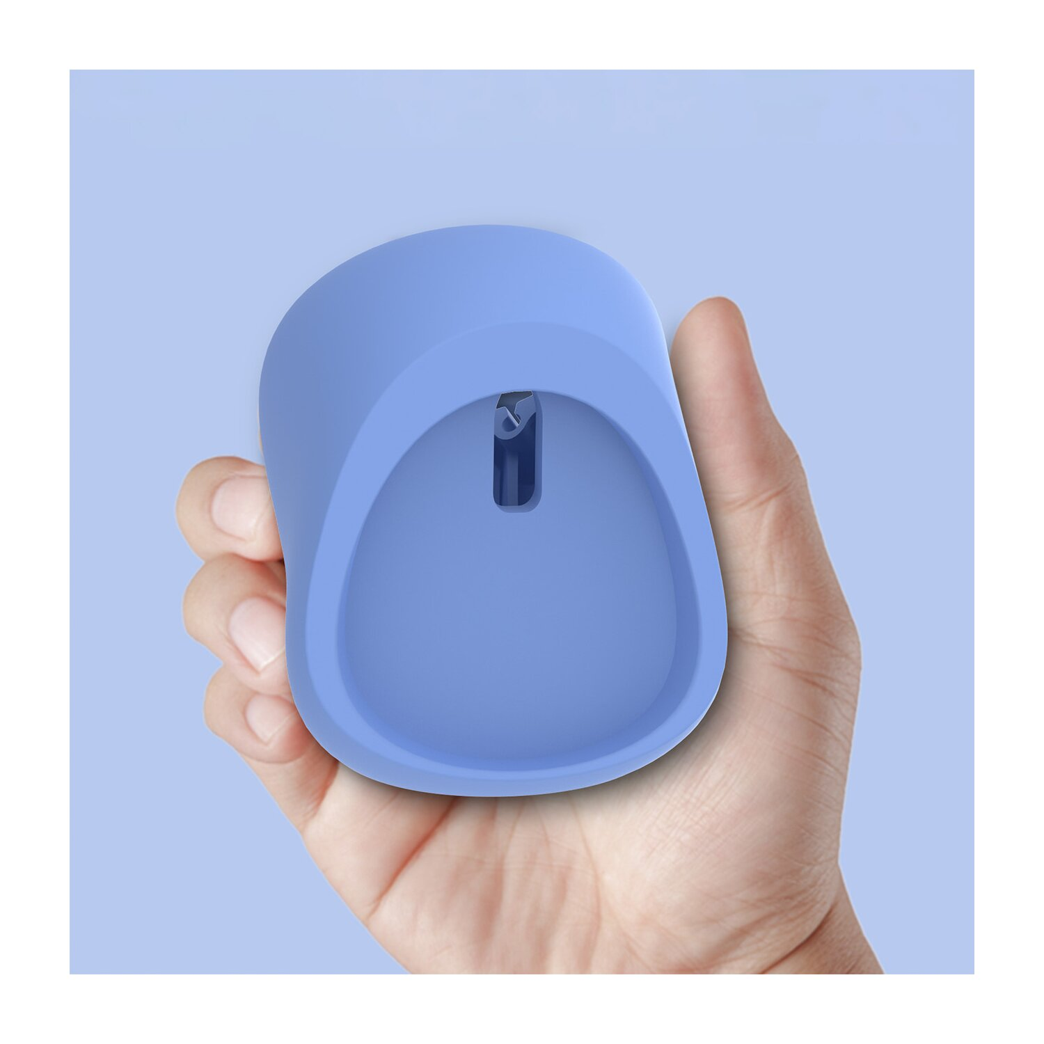 Blaues Handgerät in einer Hand gehalten. Enthält eine kleine Öffnung oben.