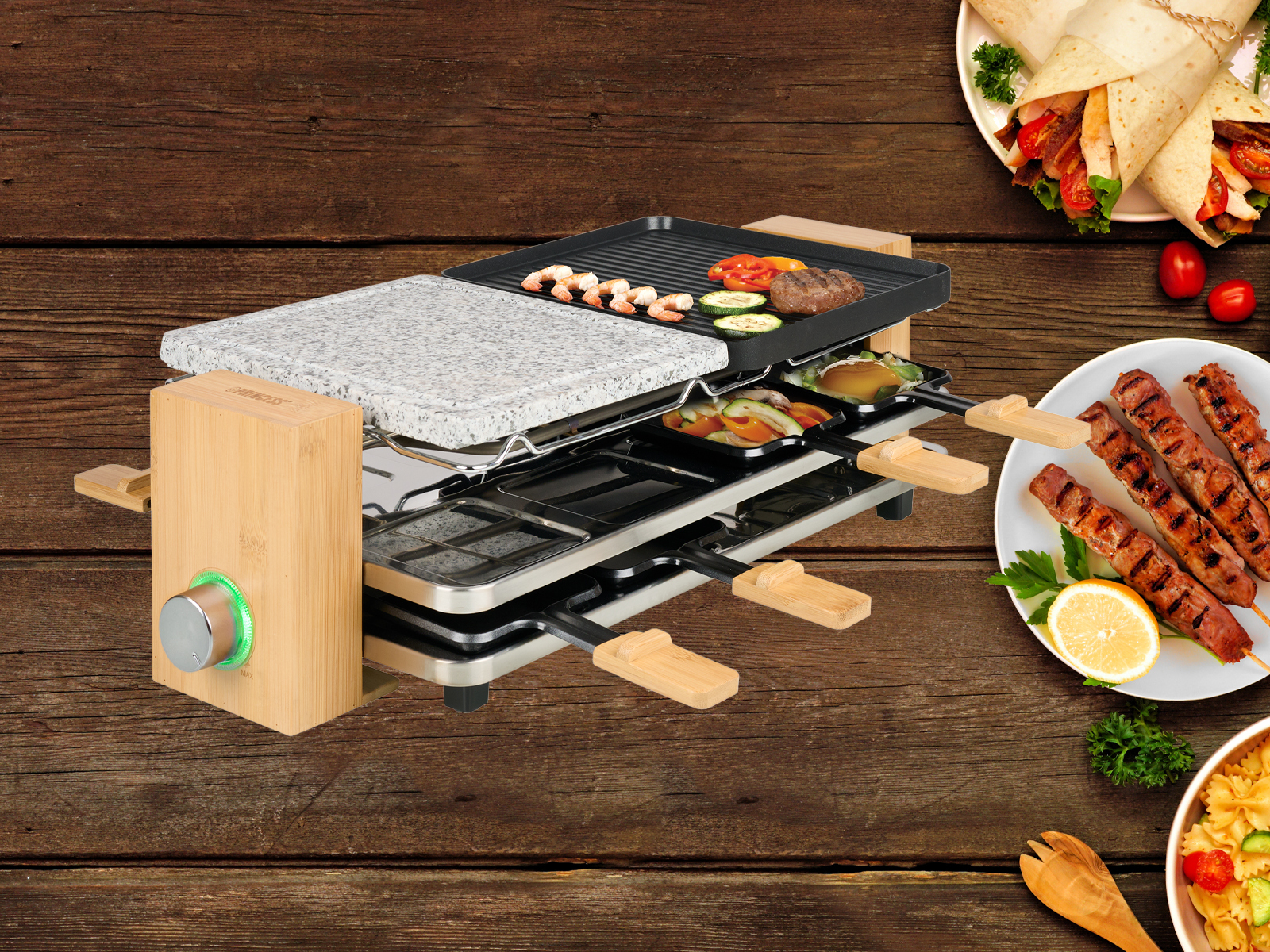 Grill do raclette z jedzeniem, w tym grillowanymi warzywami i mięsem, na drewnianym stole.