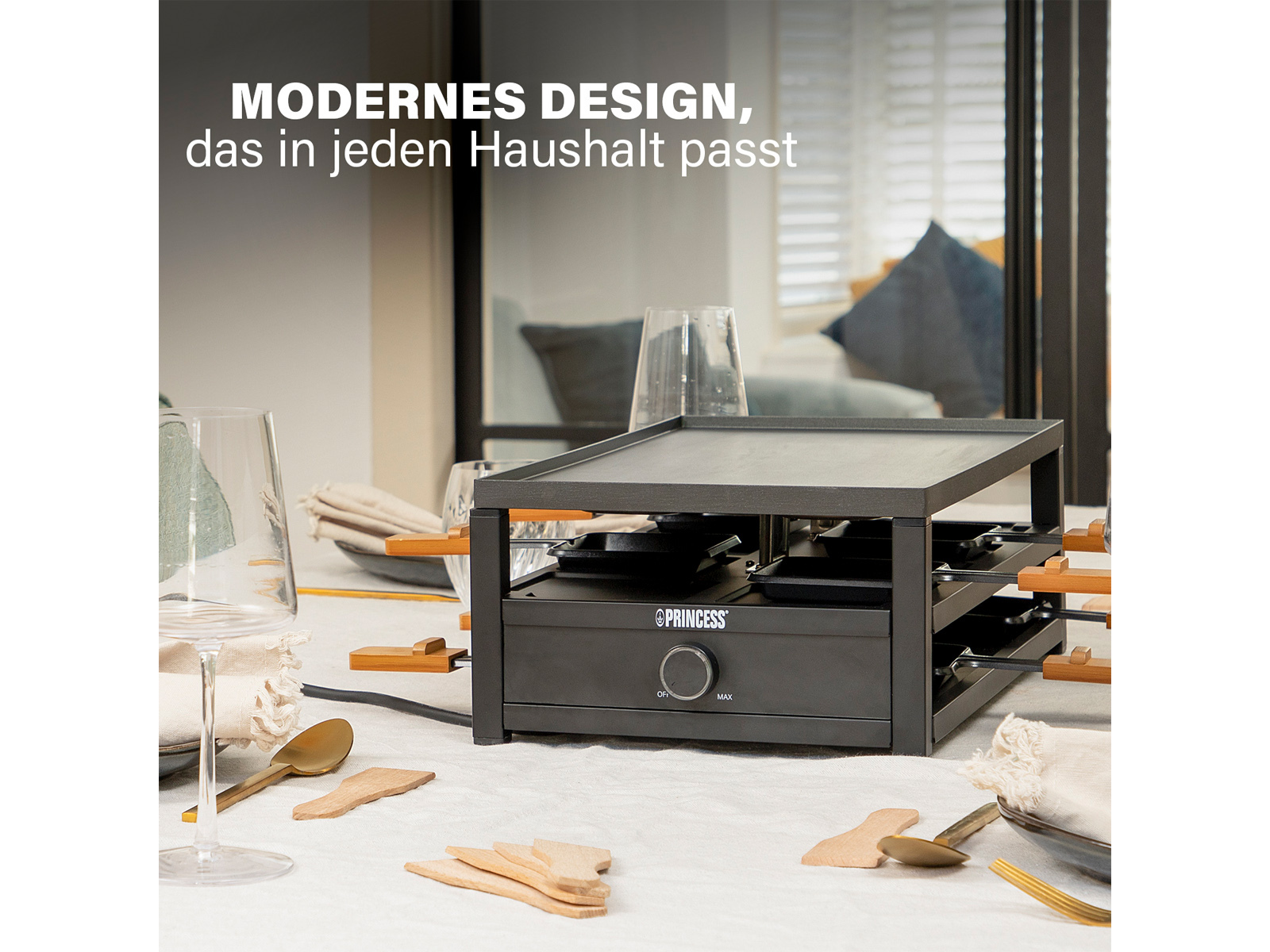 Grill do raclette z czarną podstawą i drewnianymi uchwytami. Zawiera jedzenie i szklanki.