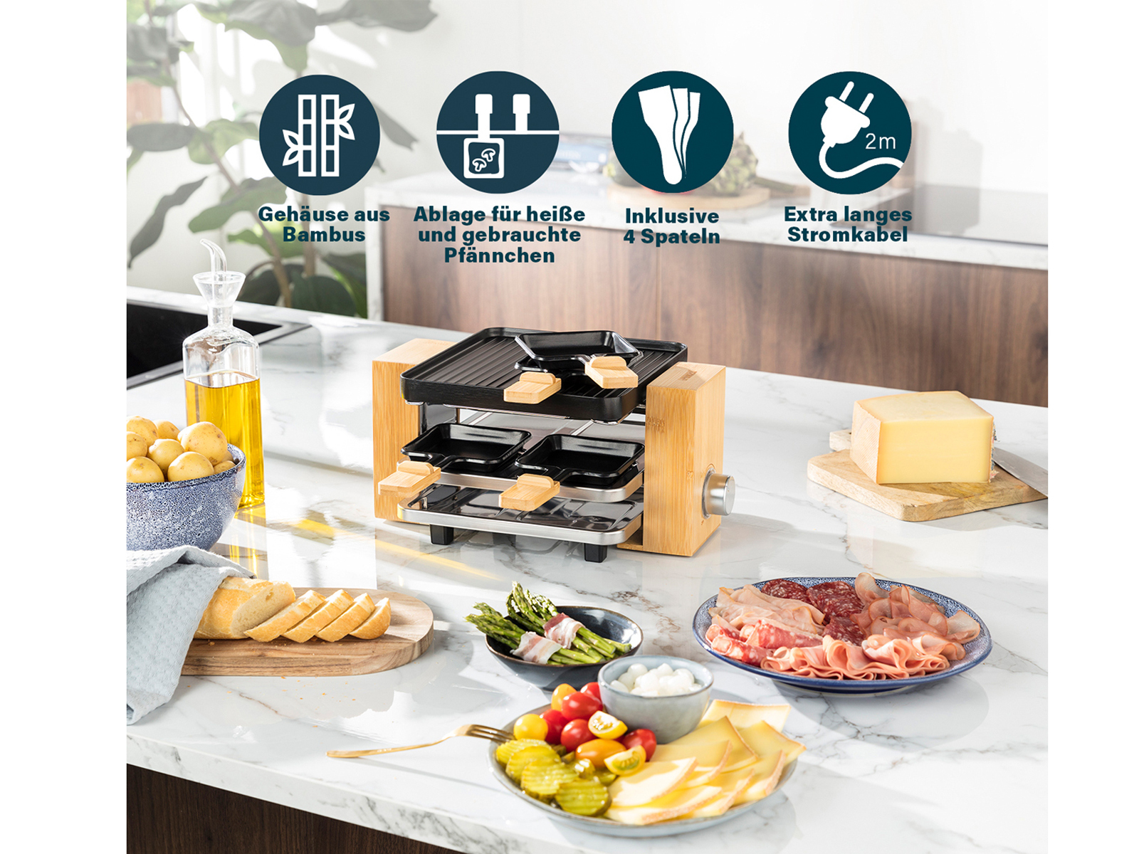 Drewniany grill do raclette z jedzeniem, serem i przyborami na marmurowym blacie.