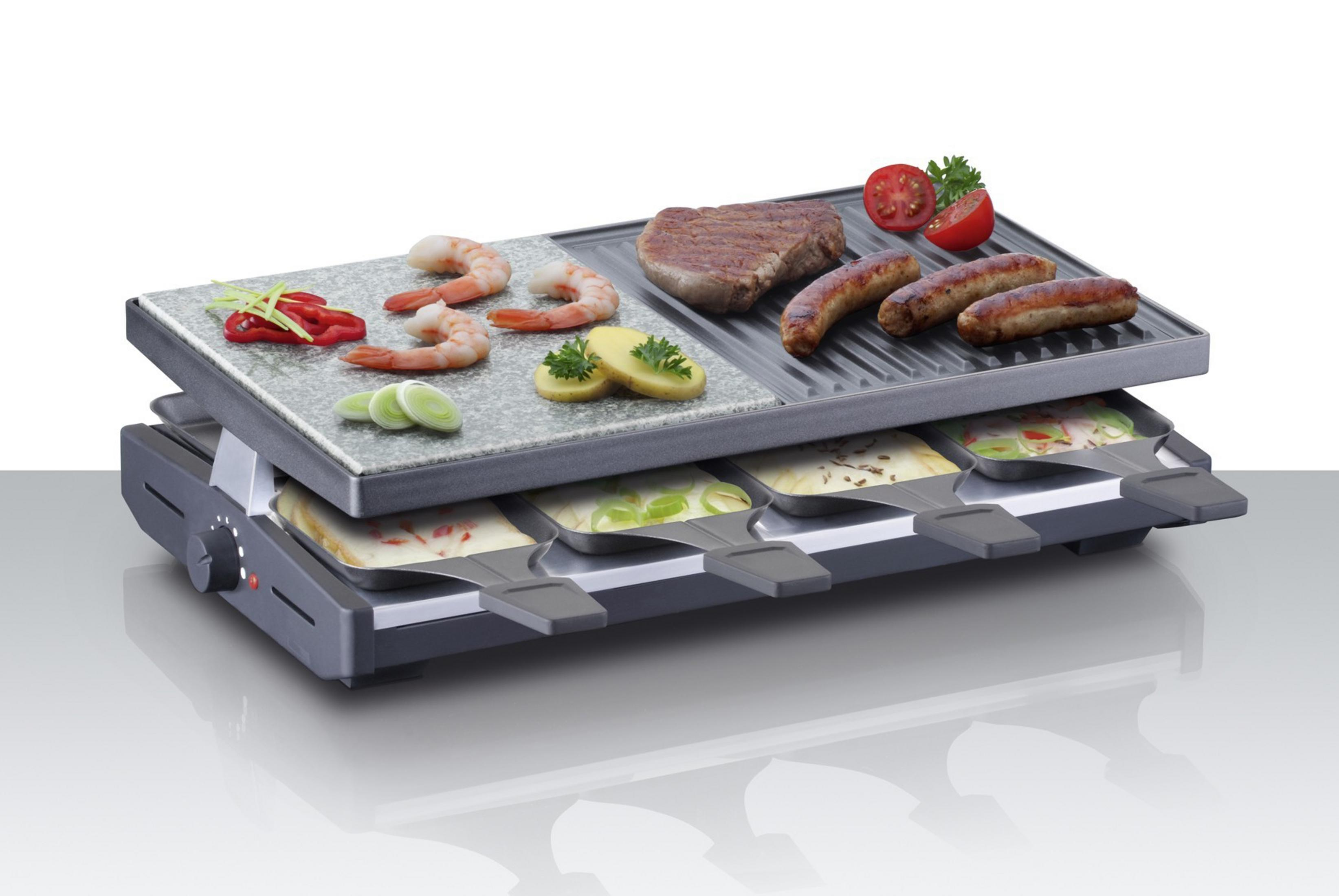 Ein Raclette-Grill mit Essen: Garnelen, Steak, Würstchen, Tomaten und Käse.