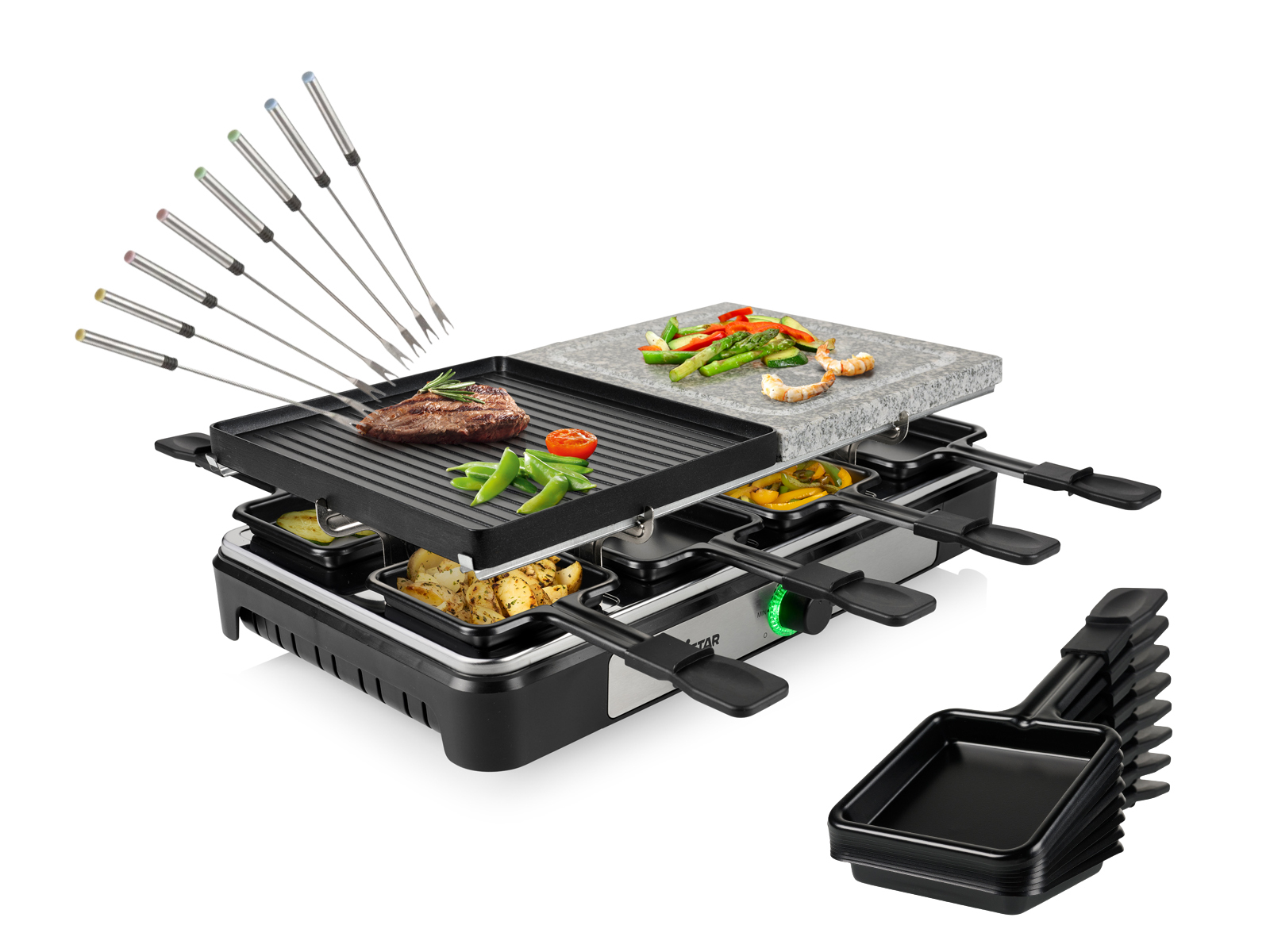 Raclette-Grill mit Essen. Es hat einen Grill, einen Stein, kleine Pfannen und Fonduegabeln.