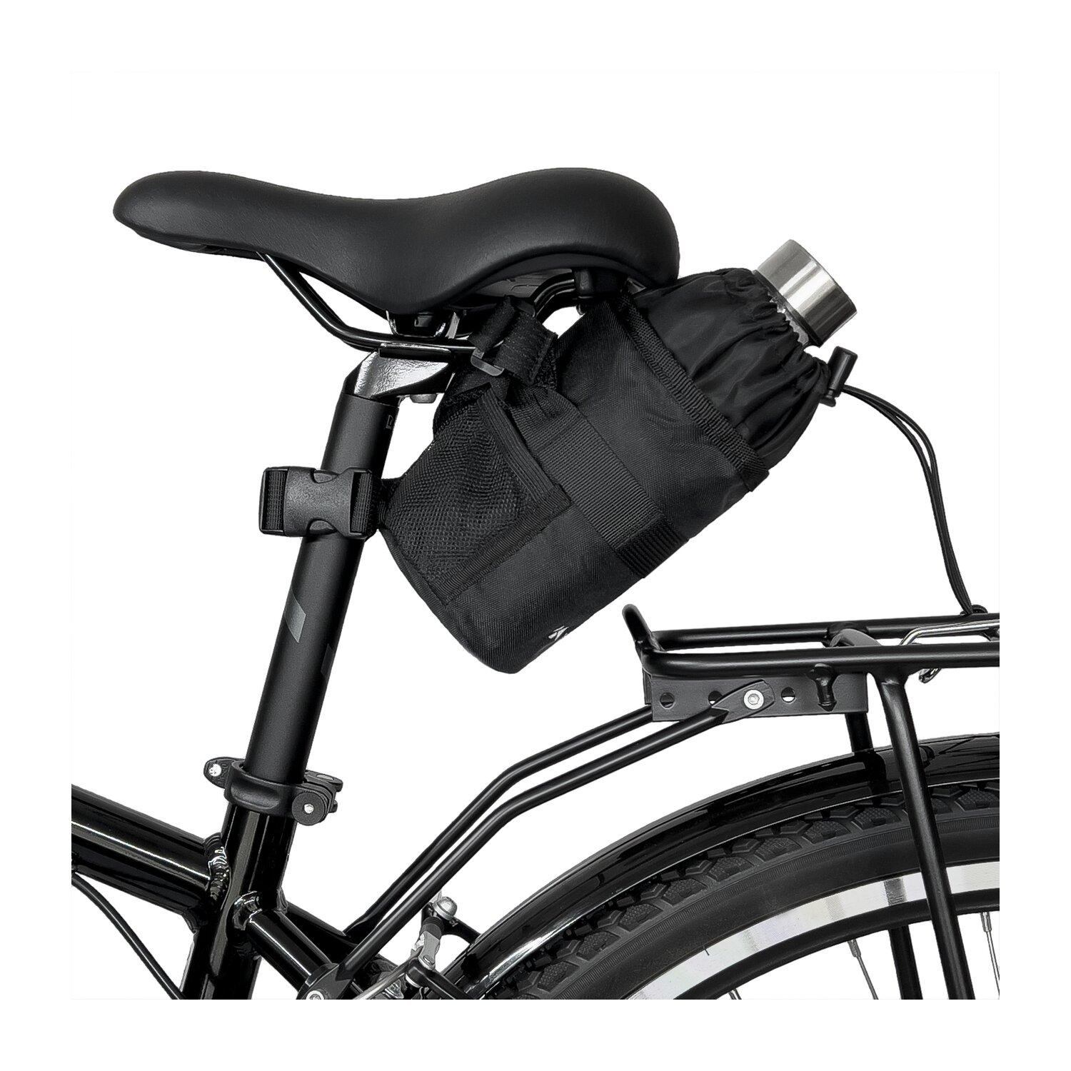 Schwarzes Fahrrad mit einer schwarzen Tasche am Heck. Es hat eine silberne Wasserflasche darin.