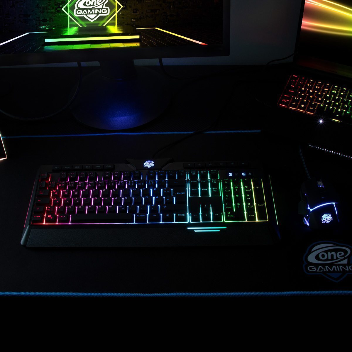 Gaming-Setup mit einer schwarzen Tastatur mit RGB-Beleuchtung, Maus und Mauspad. Dunkler Hintergrund.