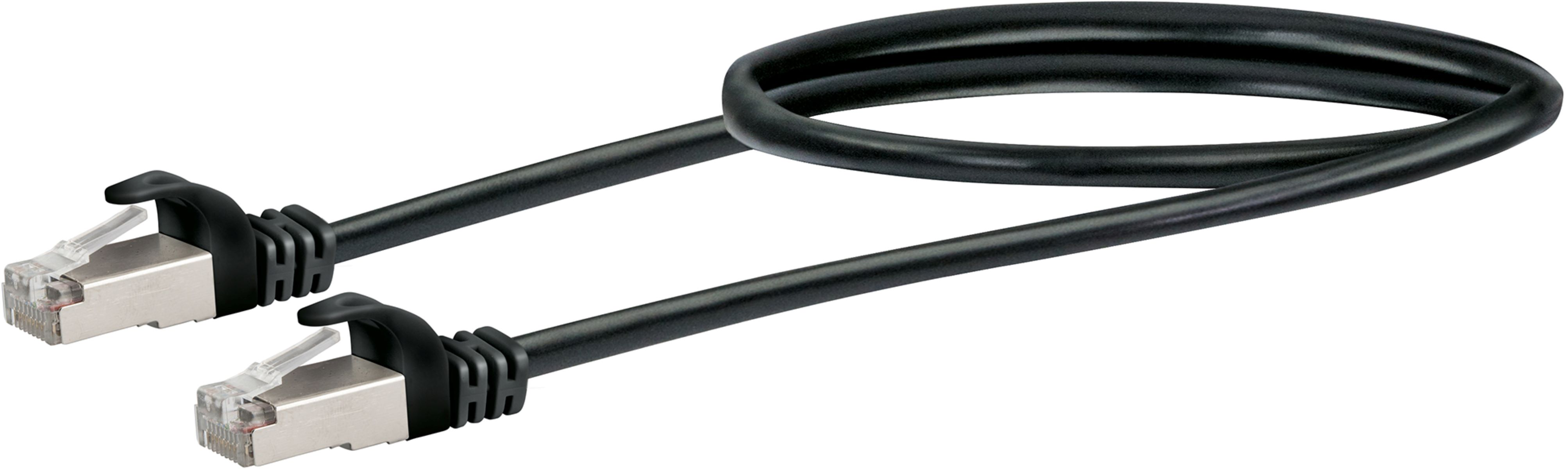 Schwarzes Netzwerkkabel mit Steckern. Das Kabel ist gebogen.