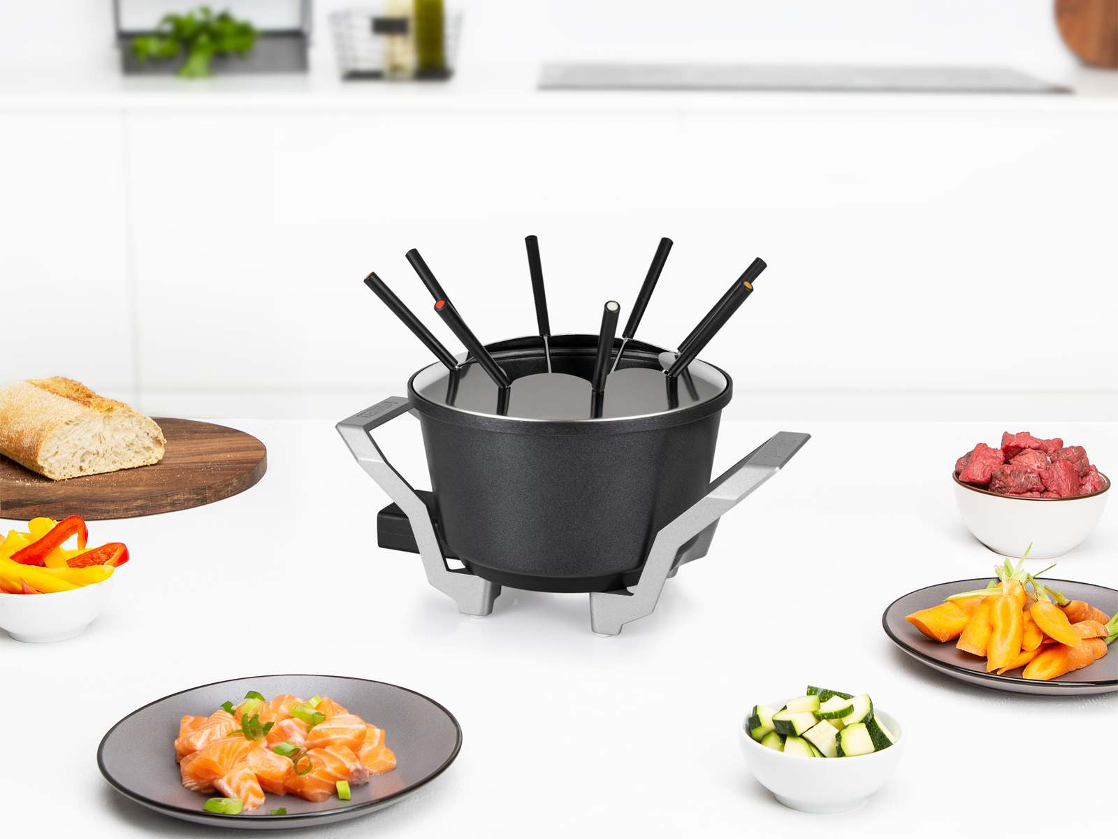 Garnek do fondue z szaszłykami i różnymi produktami spożywczymi, takimi jak warzywa, mięso i chleb.