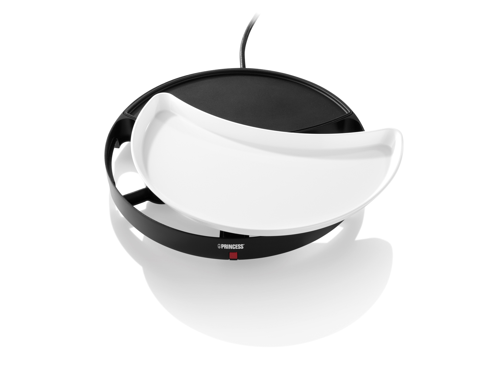 Czarny grill do raclette z białym talerzem na górze, na białym tle.