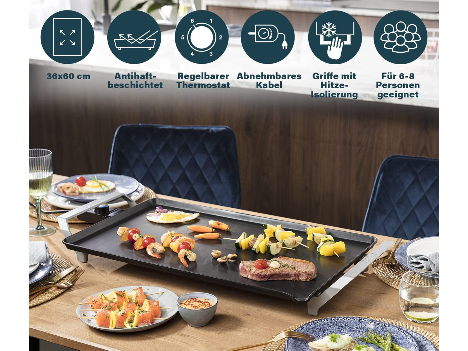 Gegrilltes Essen auf einem Tisch mit Grill. Blau gemusterte Tischdecke.